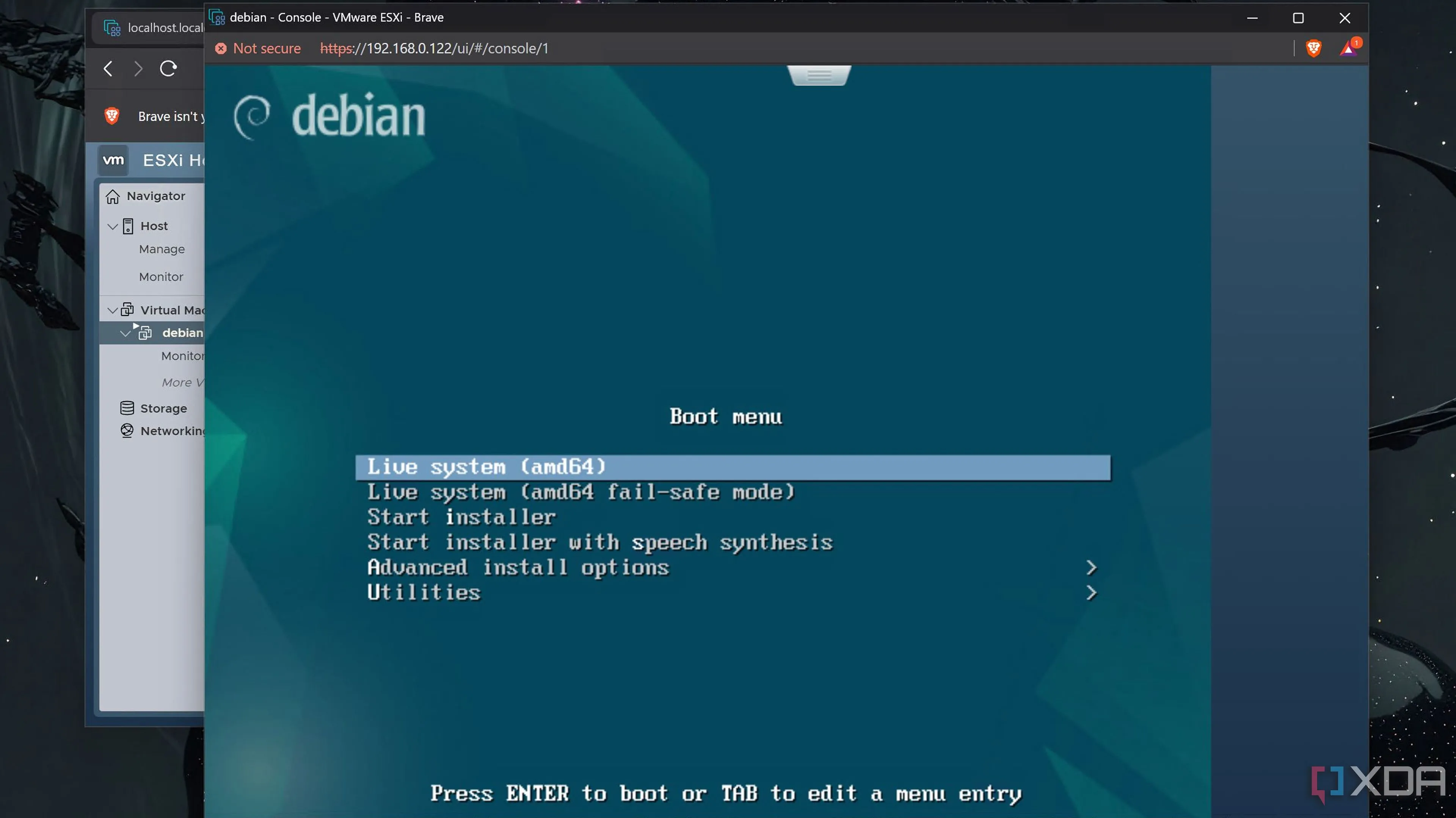 Máy ảo Debian đang chạy trong giao diện quản lý VMware ESXi, thể hiện khả năng ảo hóa lồng