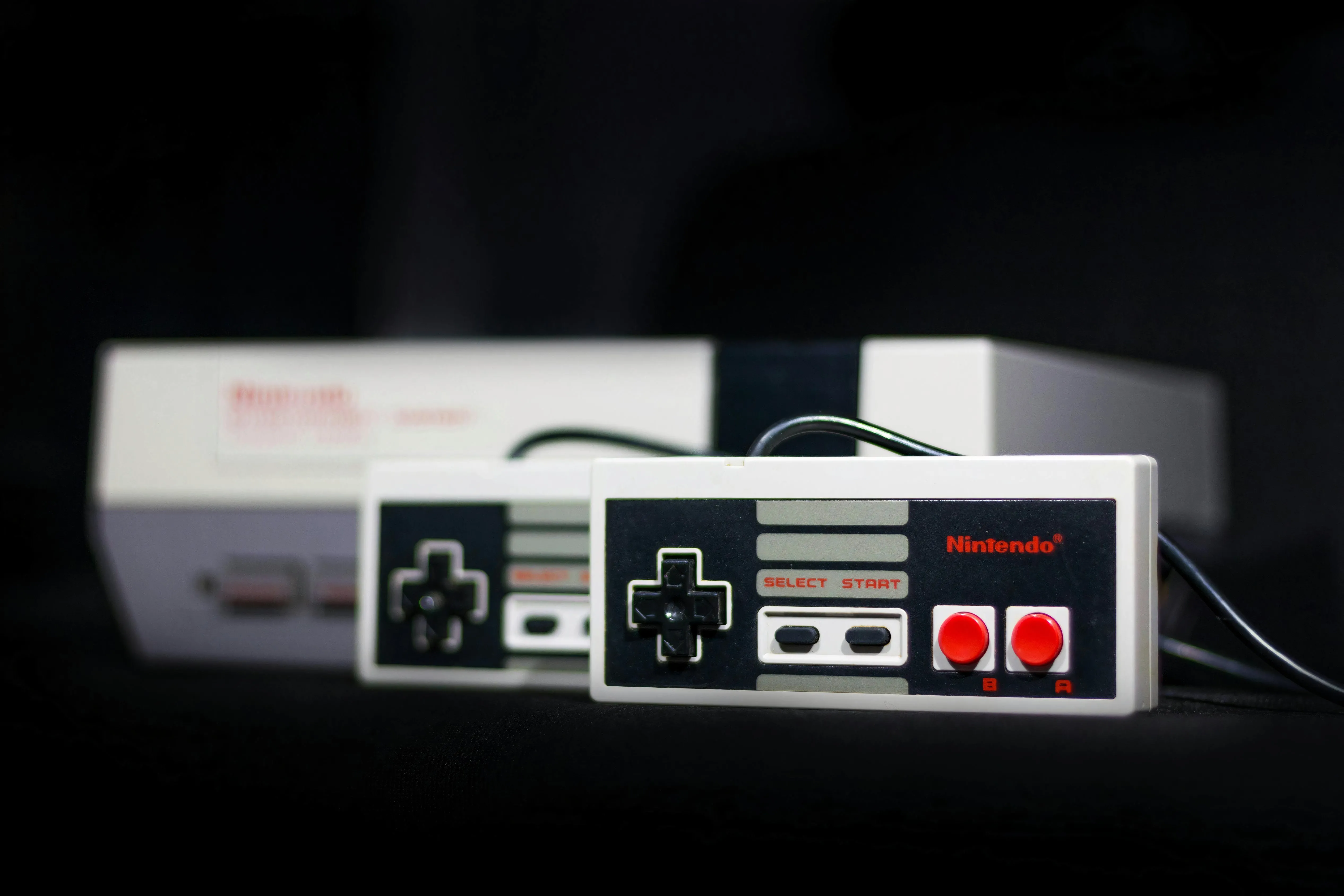 Máy chơi game Nintendo Entertainment System (NES) từ thập niên 80.