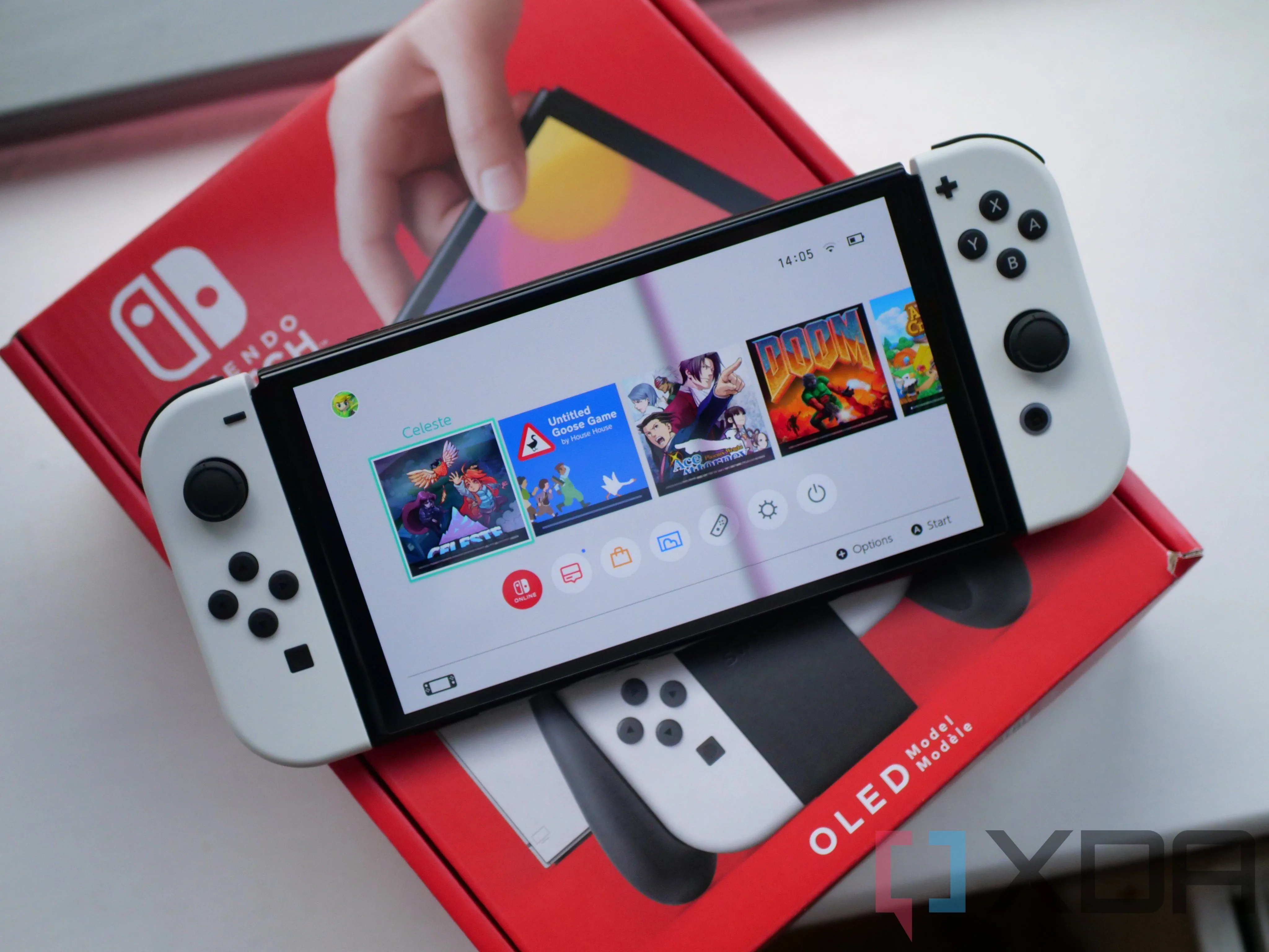 Máy chơi game Nintendo Switch OLED, minh họa cho thành công của Nintendo với thiết bị console lai cầm tay