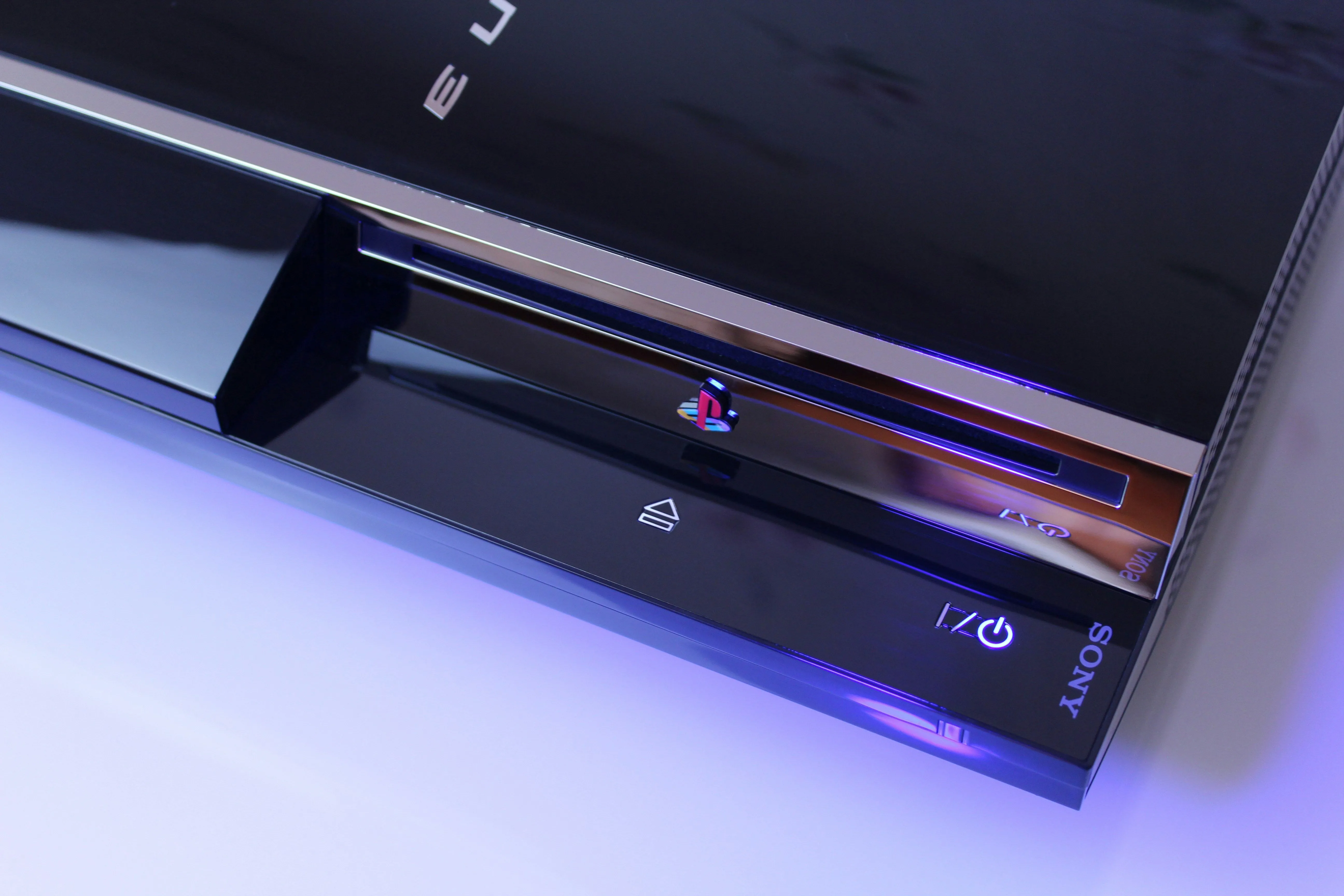 Máy chơi game PlayStation 3, một ví dụ khác về hệ máy bị cộng đồng hacker nhắm đến