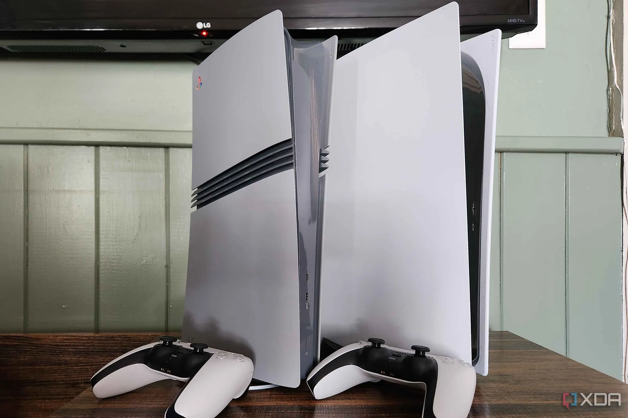 Máy chơi game PlayStation 5 và tay cầm DualSense trên bàn, thể hiện xu hướng giá game tăng