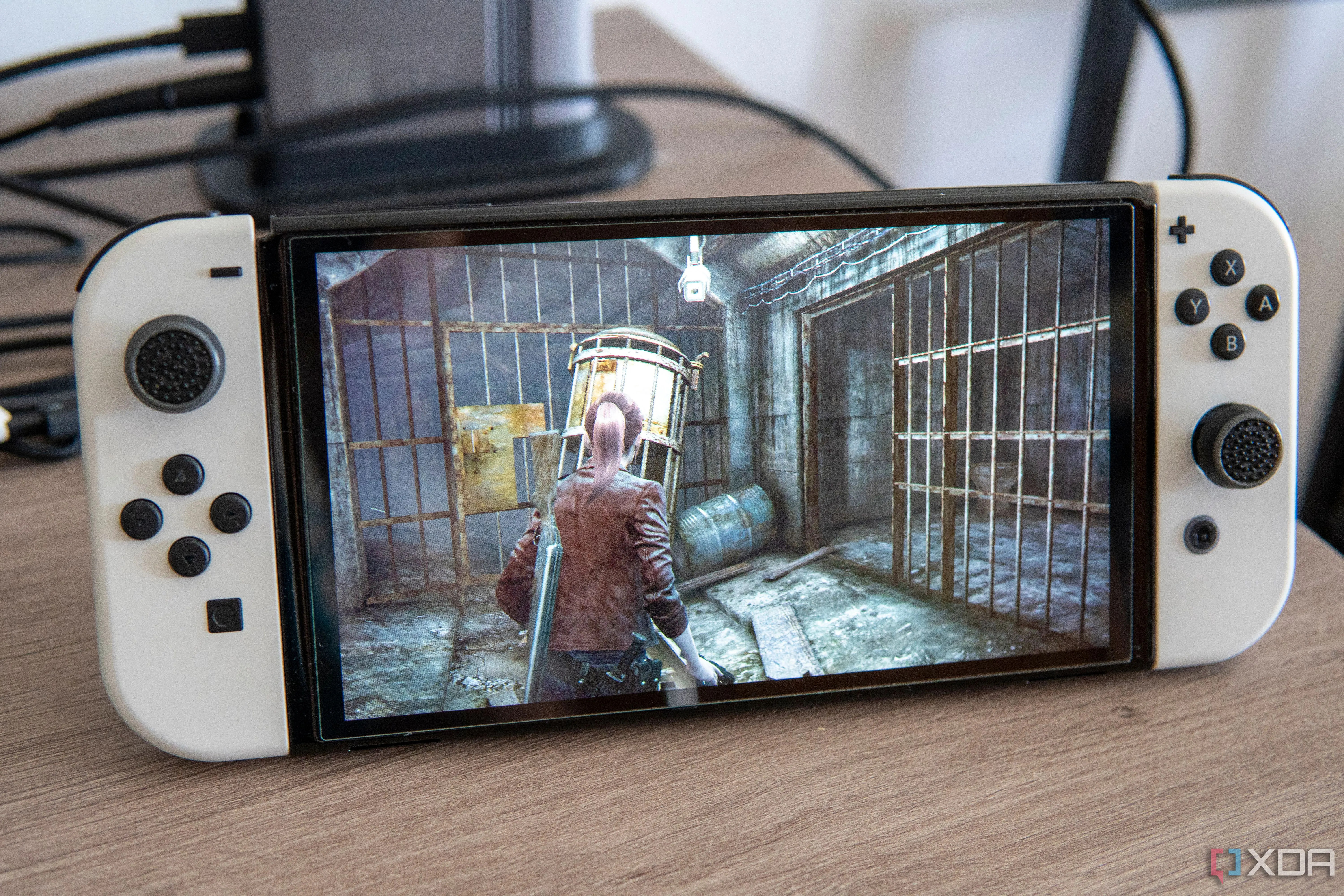 Máy Nintendo Switch OLED đang chạy game Resident Evil Revelations 2, minh họa khả năng chơi game đồ họa cao