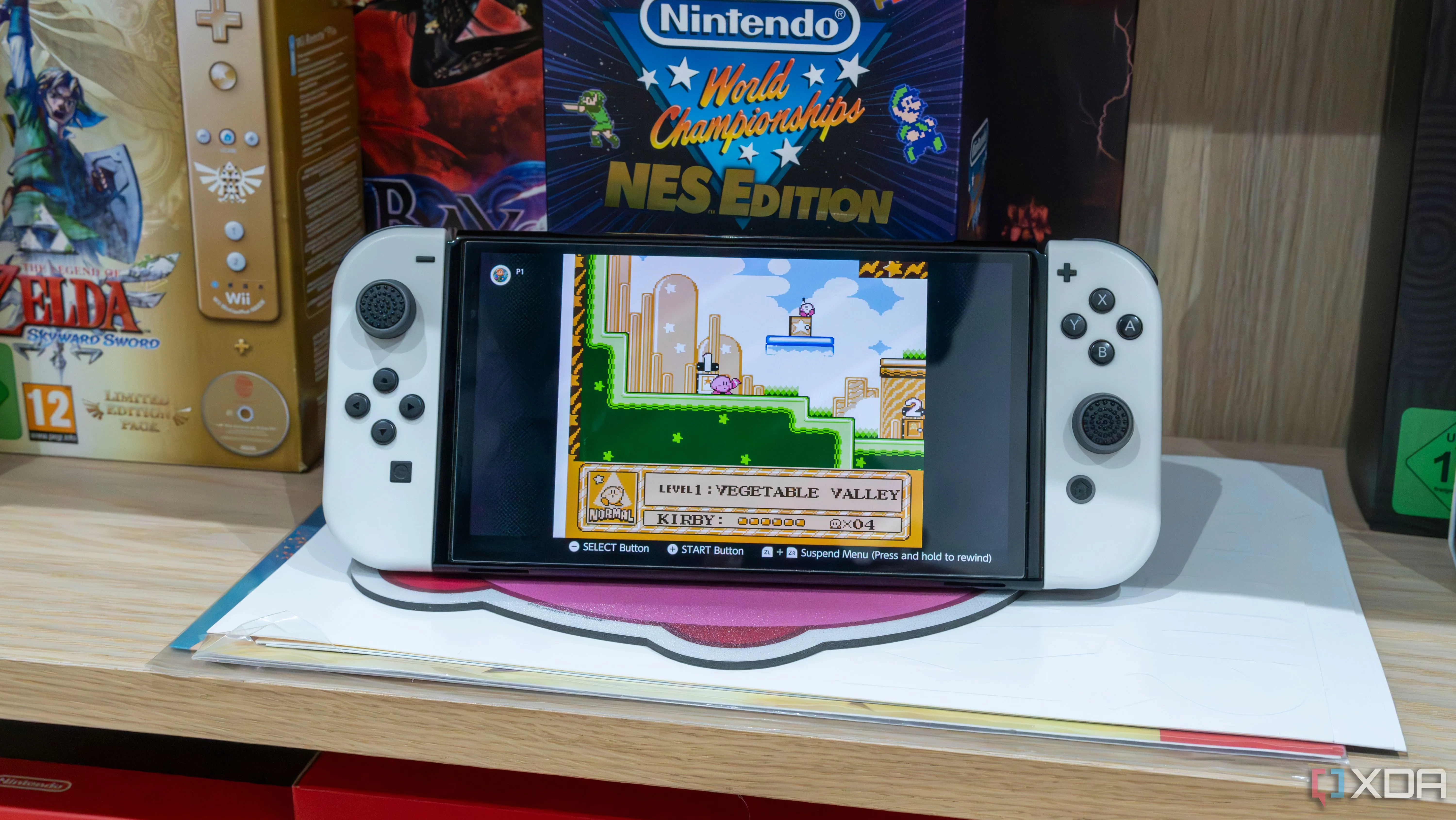 Máy Nintendo Switch OLED hiển thị game Kirby, thể hiện sự đa dạng của thư viện game Nintendo