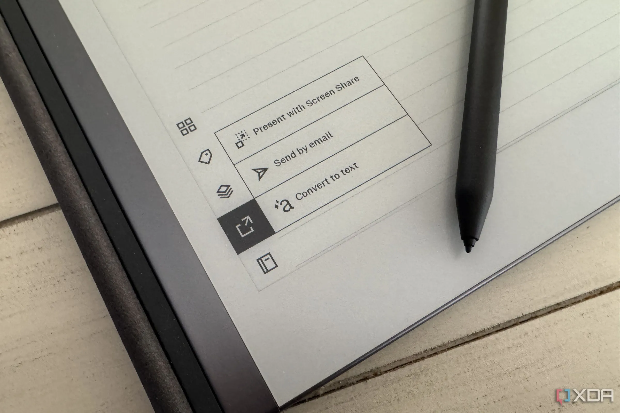 Máy tính bảng E Ink ReMarkable 2 hiển thị tính năng chuyển đổi chữ viết tay thành văn bản kỹ thuật số.