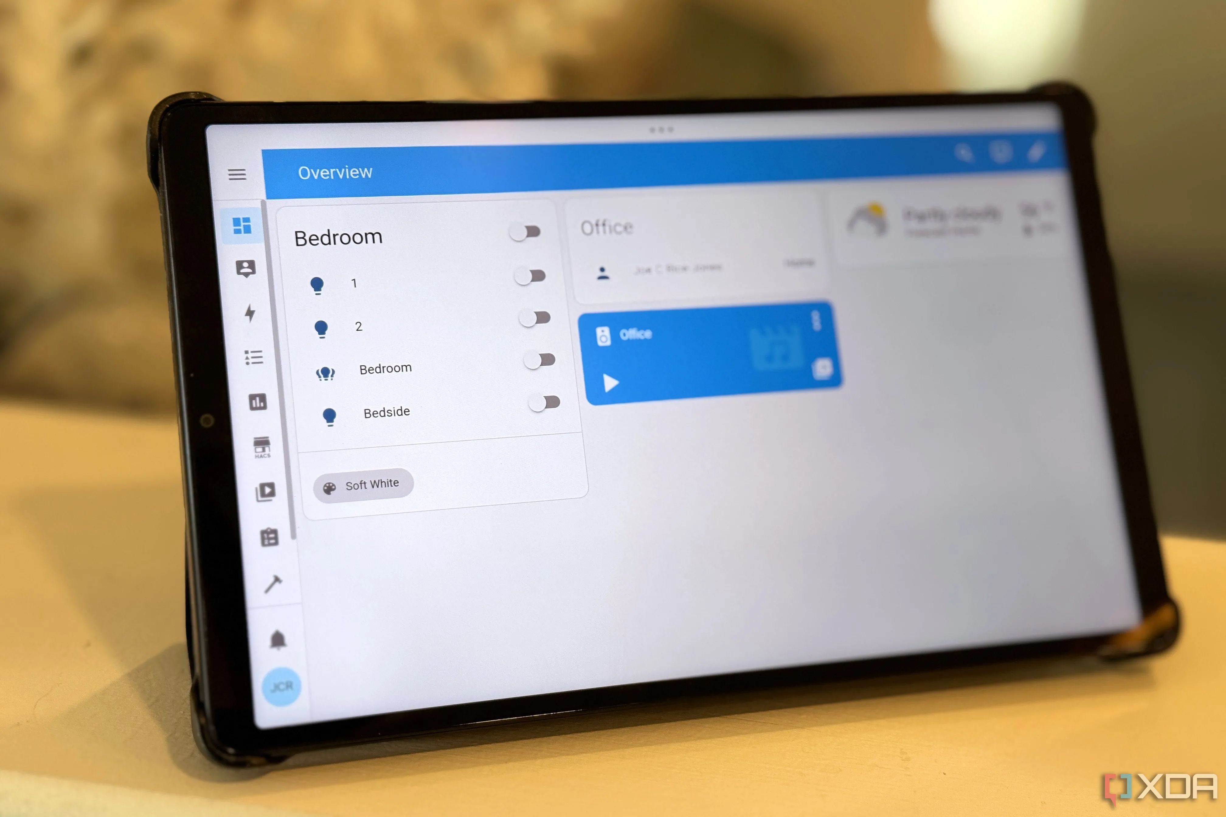 Máy tính bảng hiển thị giao diện Home Assistant trong chế độ kiosk