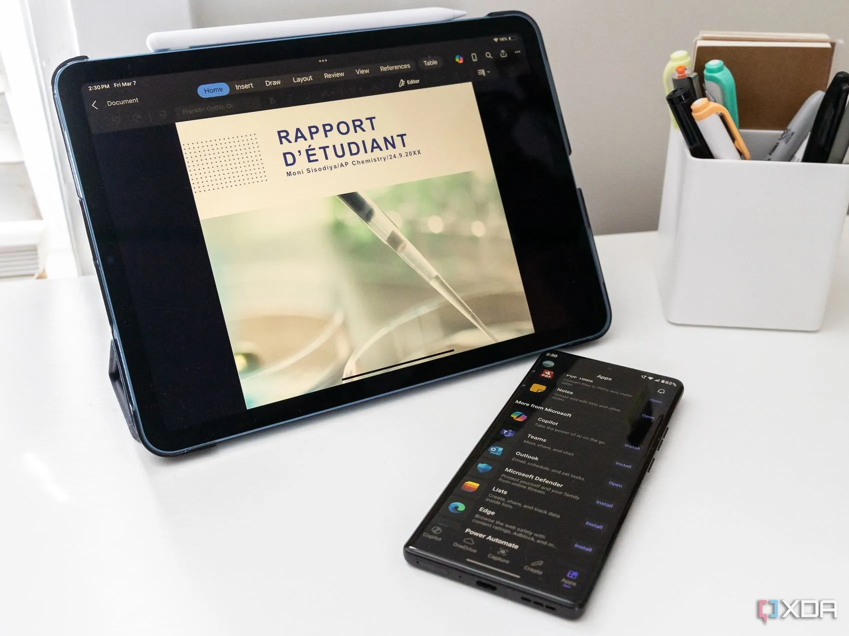 Máy tính bảng và điện thoại thông minh đang chạy ứng dụng Microsoft 365 Copilot, minh họa trải nghiệm di động vượt trội của hệ sinh thái Microsoft.