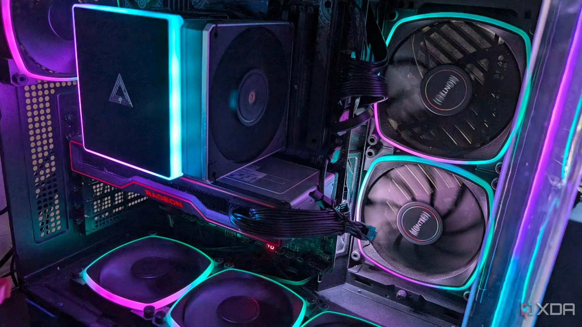 Máy tính chơi game với hệ thống đèn RGB và card đồ họa AMD, nhấn mạnh tầm quan trọng của luồng khí và định hướng quạt tản nhiệt CPU