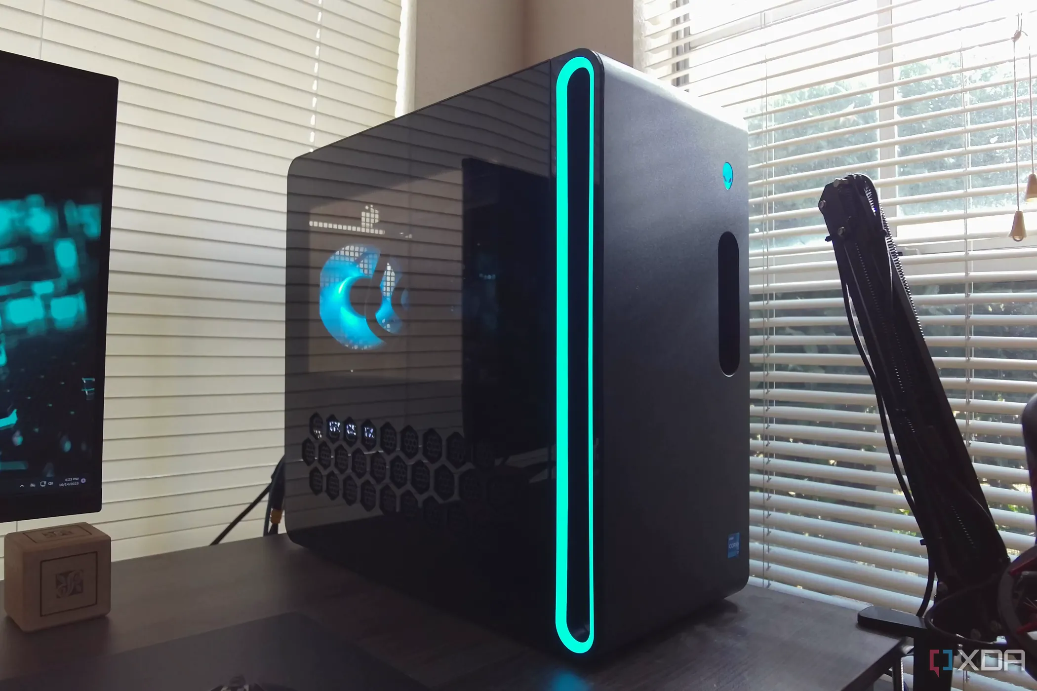Máy tính để bàn Alienware Aurora R16, minh họa cho hệ thống PC cao cấp cần CPU Threadripper mạnh mẽ