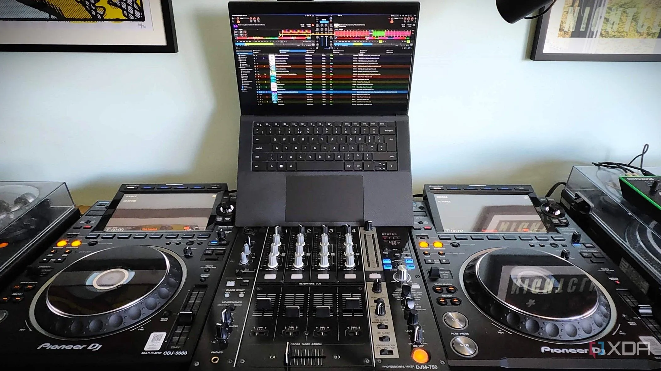 Máy tính PC chạy phần mềm Traktor trong dàn DJ, biểu trưng cho hệ thống sản xuất âm nhạc có thể khởi động tự động bằng Wake-on-LAN
