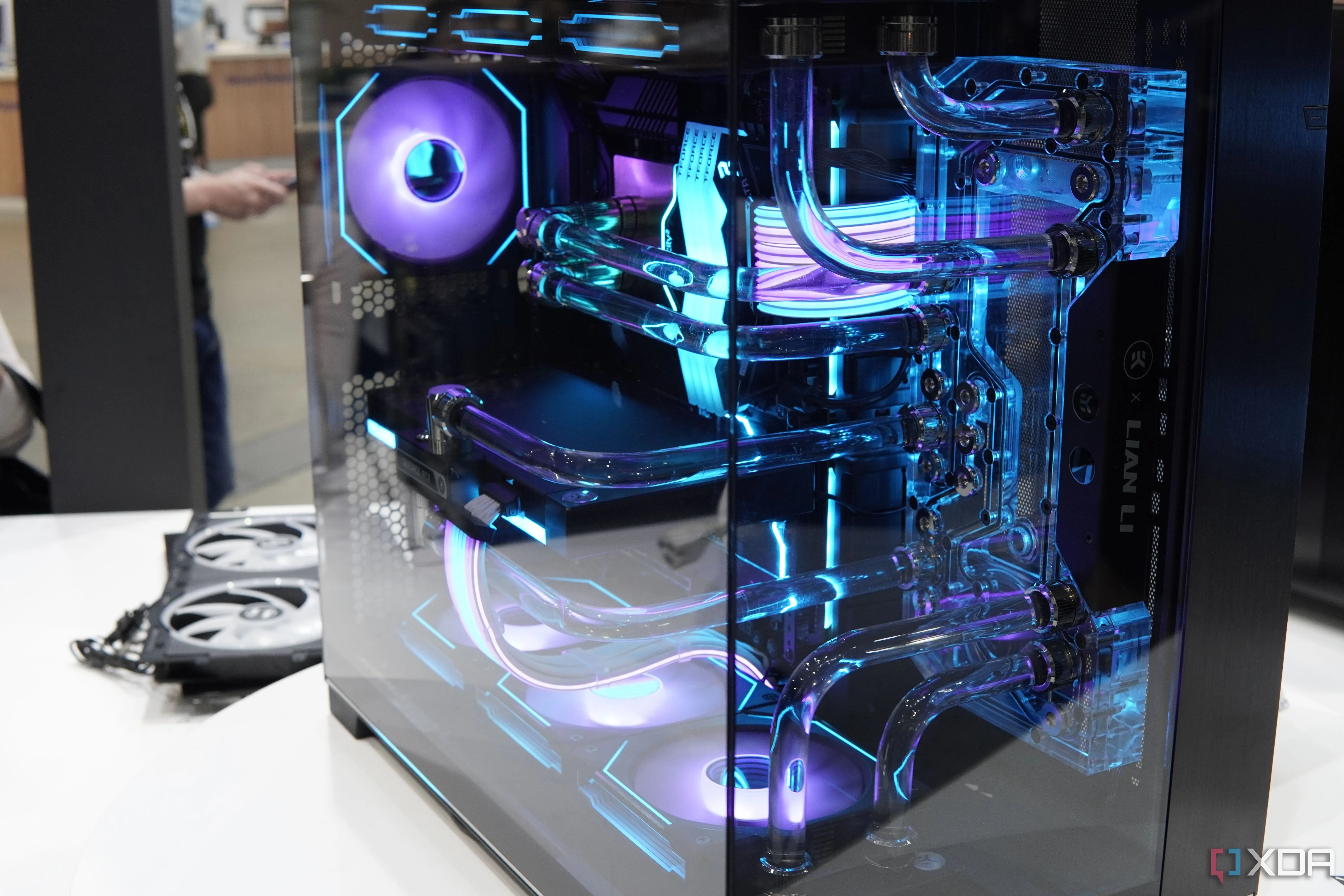 Máy tính PC với linh kiện bên trong được lắp đặt trong vỏ case Lian Li O11D Evo RGB