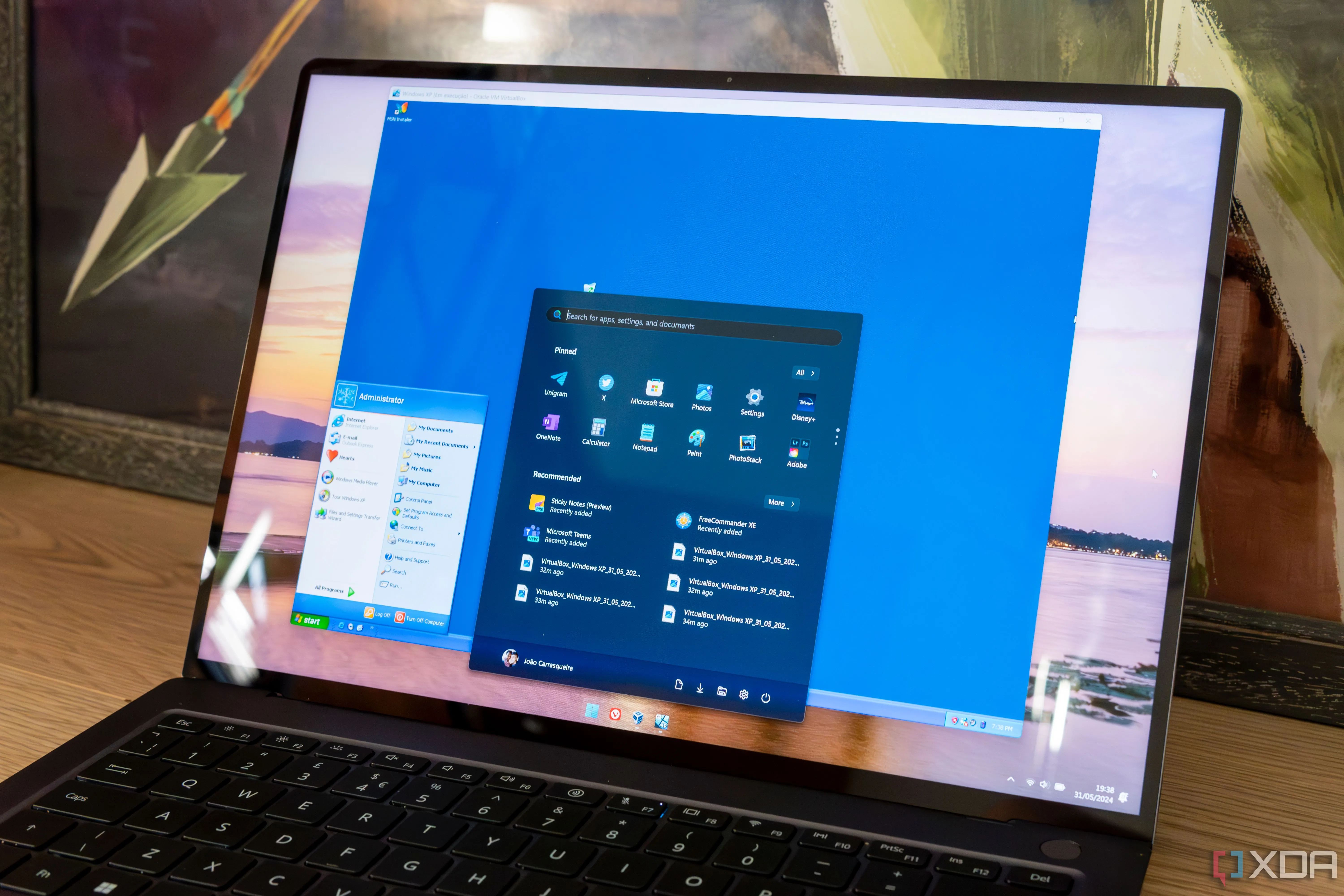Máy tính Windows 11 đang chạy hệ điều hành Windows XP trong môi trường máy ảo, minh họa cách Power Automate hoạt động trong các thiết lập phức tạp