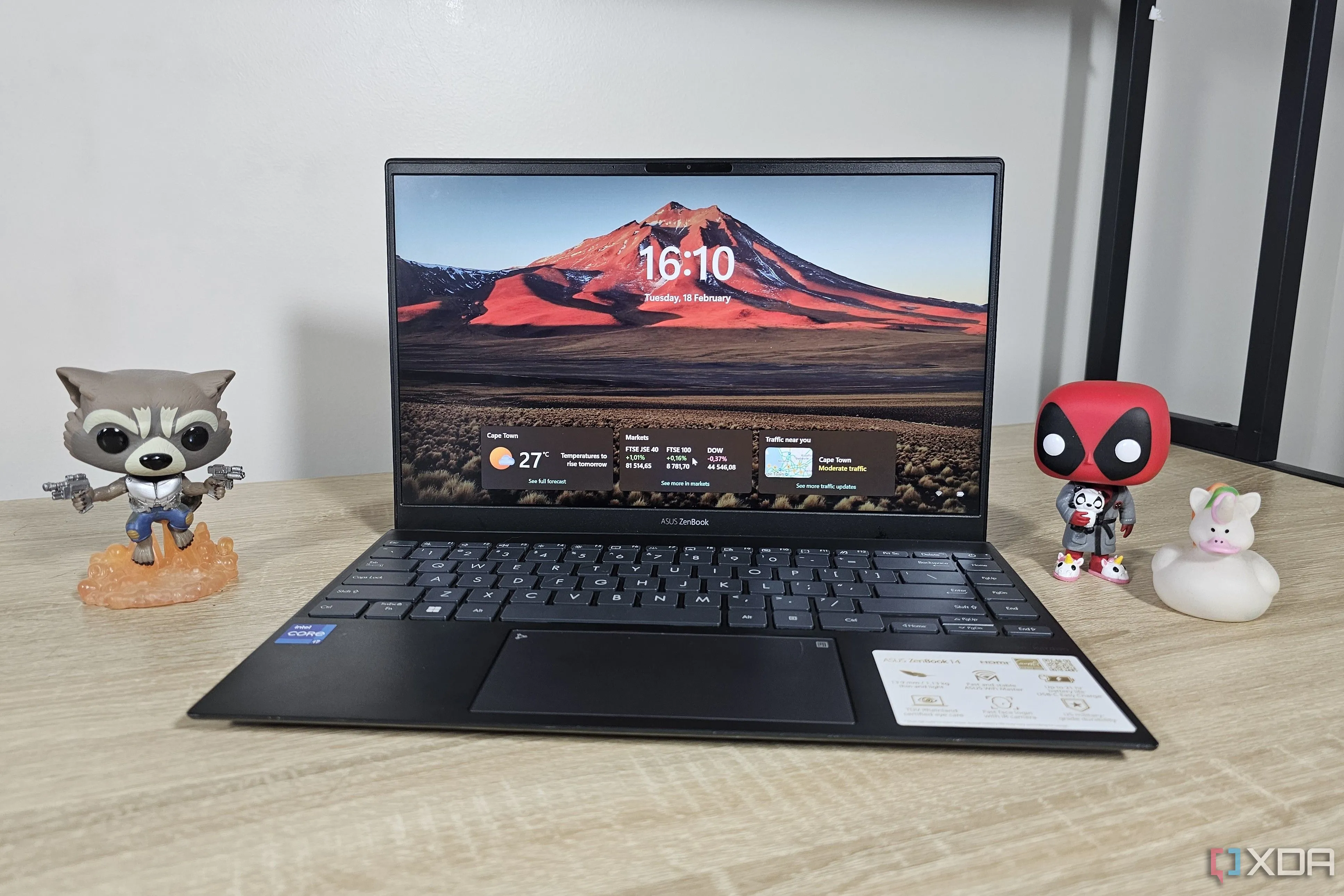 Máy tính xách tay chạy Windows 11 trên bàn làm việc, minh họa giao diện người dùng Windows 11