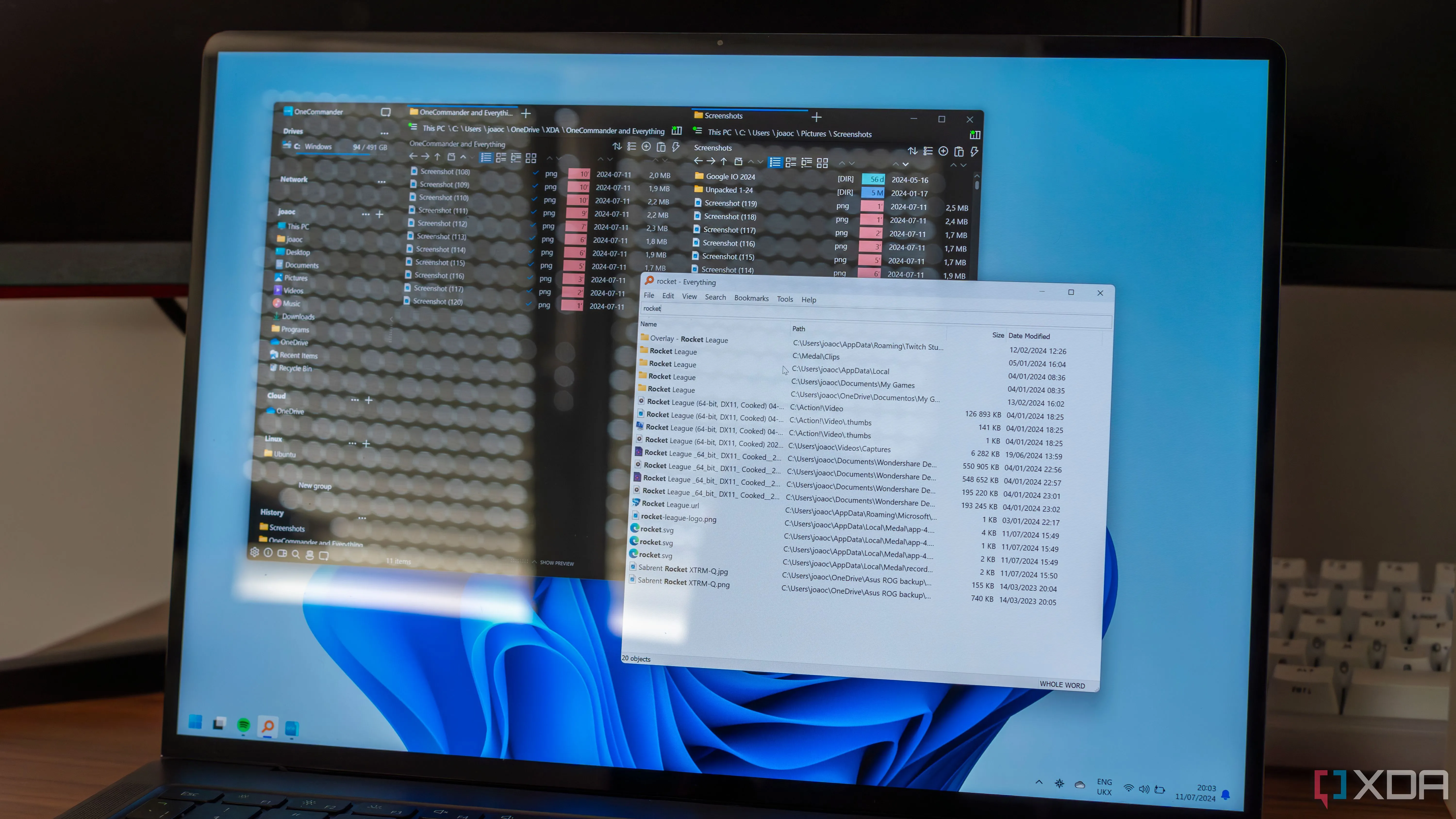Máy tính xách tay chạy Windows 11 với các ứng dụng tìm kiếm tệp Listary và Everything