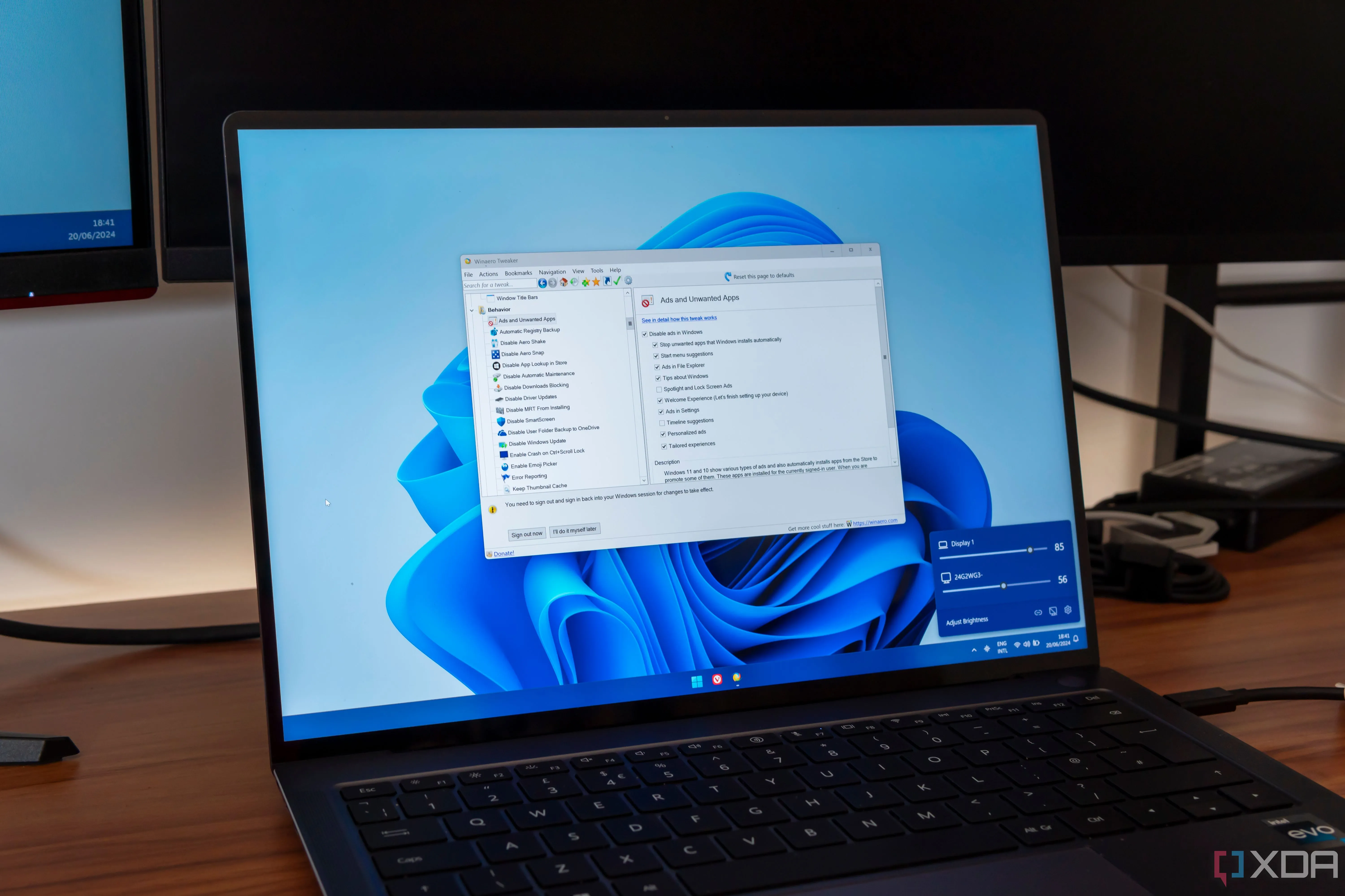 Máy tính xách tay chạy Windows 11 với nhiều ứng dụng đang mở, tượng trưng cho khả năng đa nhiệm và quản lý nhanh chóng qua thanh lệnh