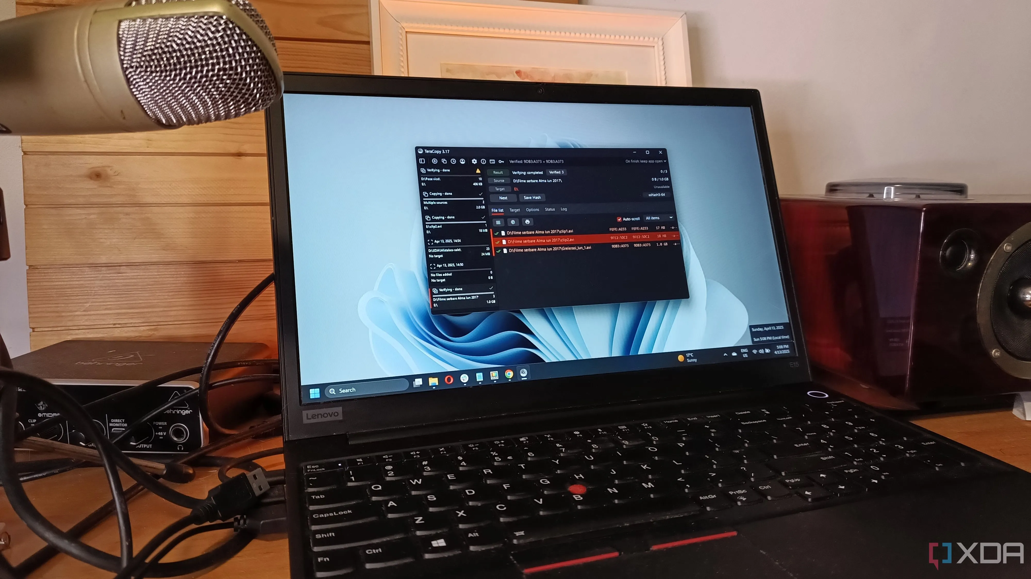 Máy tính xách tay chạy Windows 11 với ứng dụng TeraCopy hoạt động ngầm, minh họa hiệu suất sau bản cập nhật