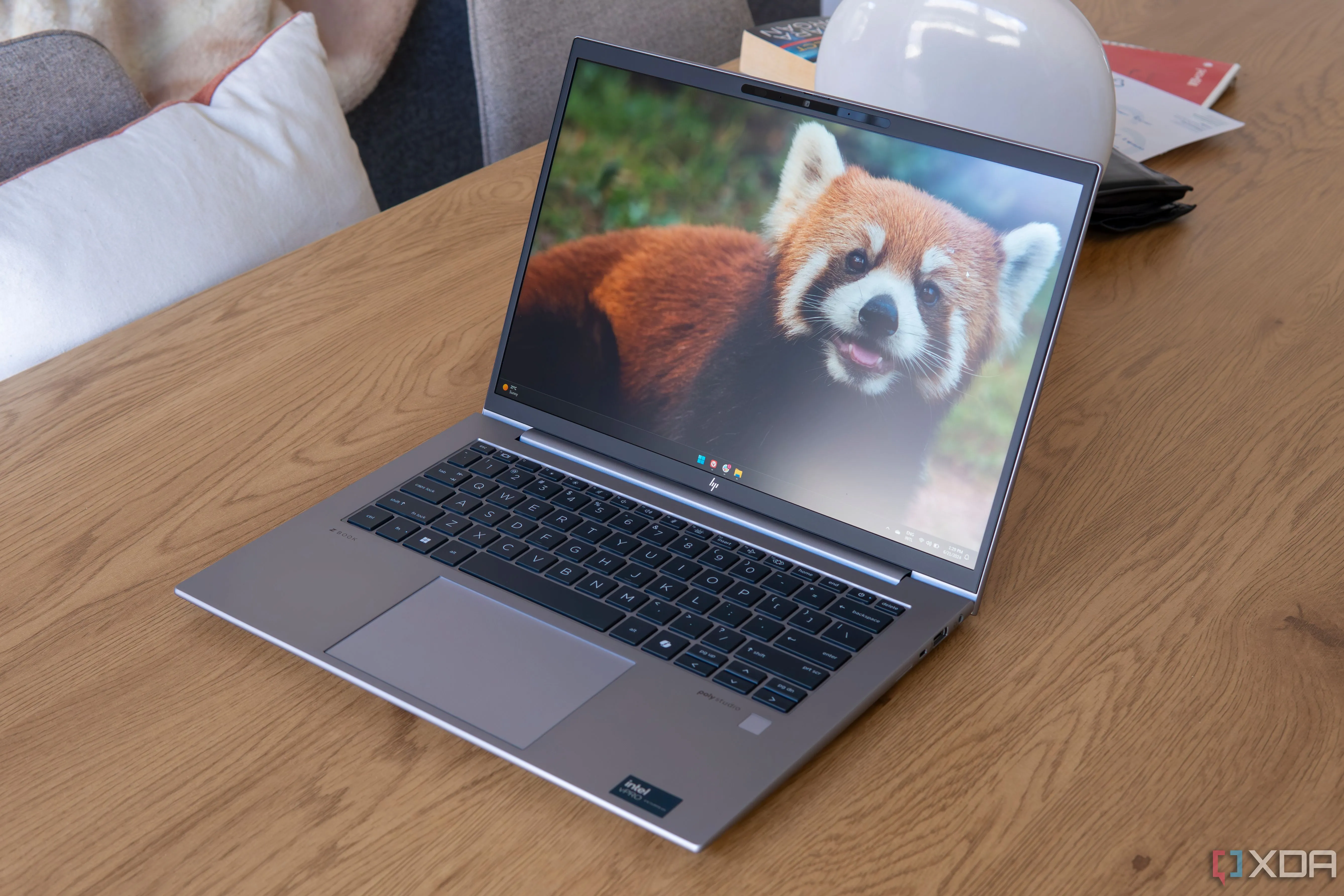 Máy tính xách tay HP ZBook Firefly 14 G11 chạy Windows 11, một ví dụ về thiết bị cần cập nhật BIOS để đảm bảo ổn định và hiệu suất.