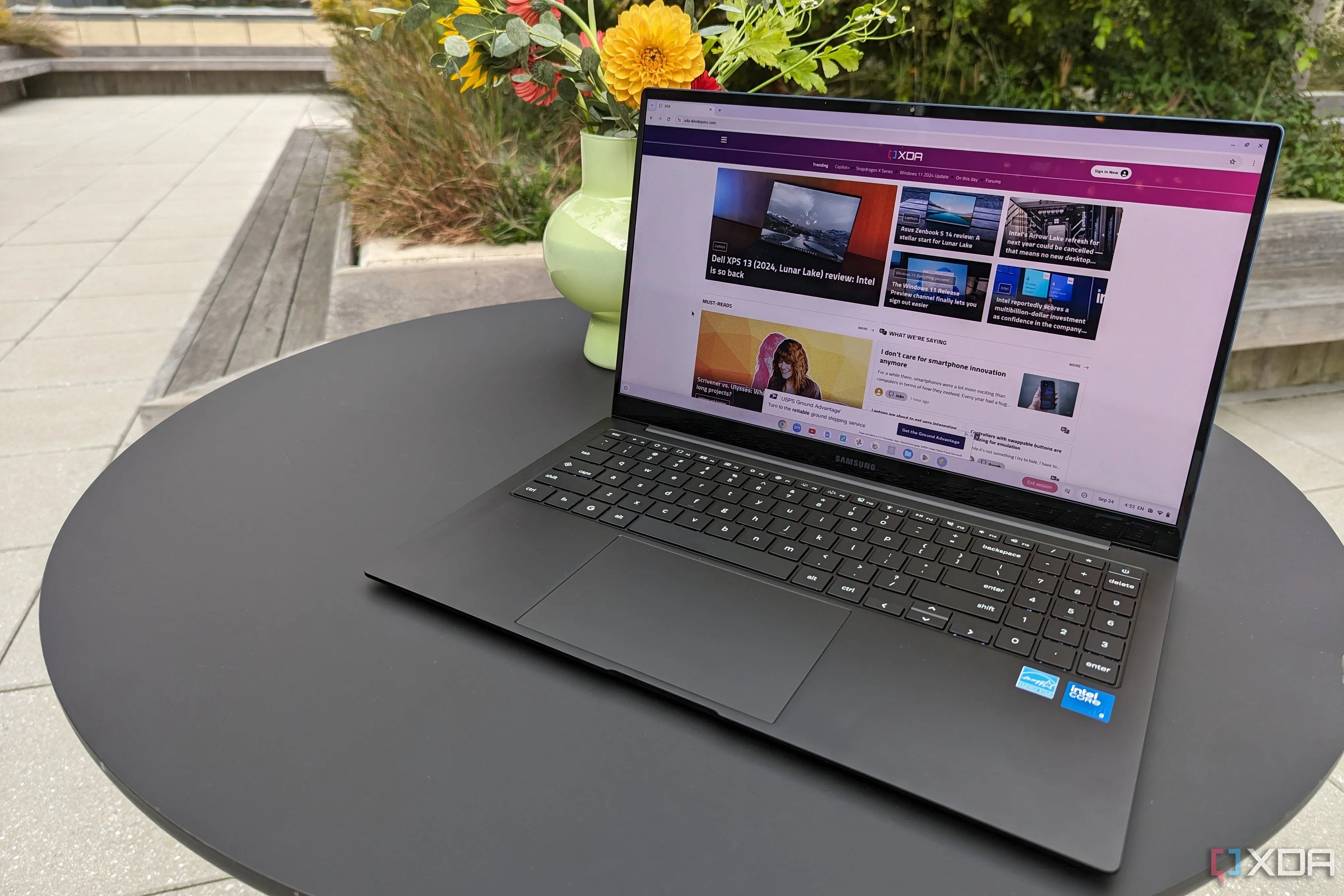 Máy tính xách tay Samsung Galaxy Chromebook Plus hiển thị một trang web, minh họa vấn đề quản lý tab khi sử dụng nhiều ứng dụng web