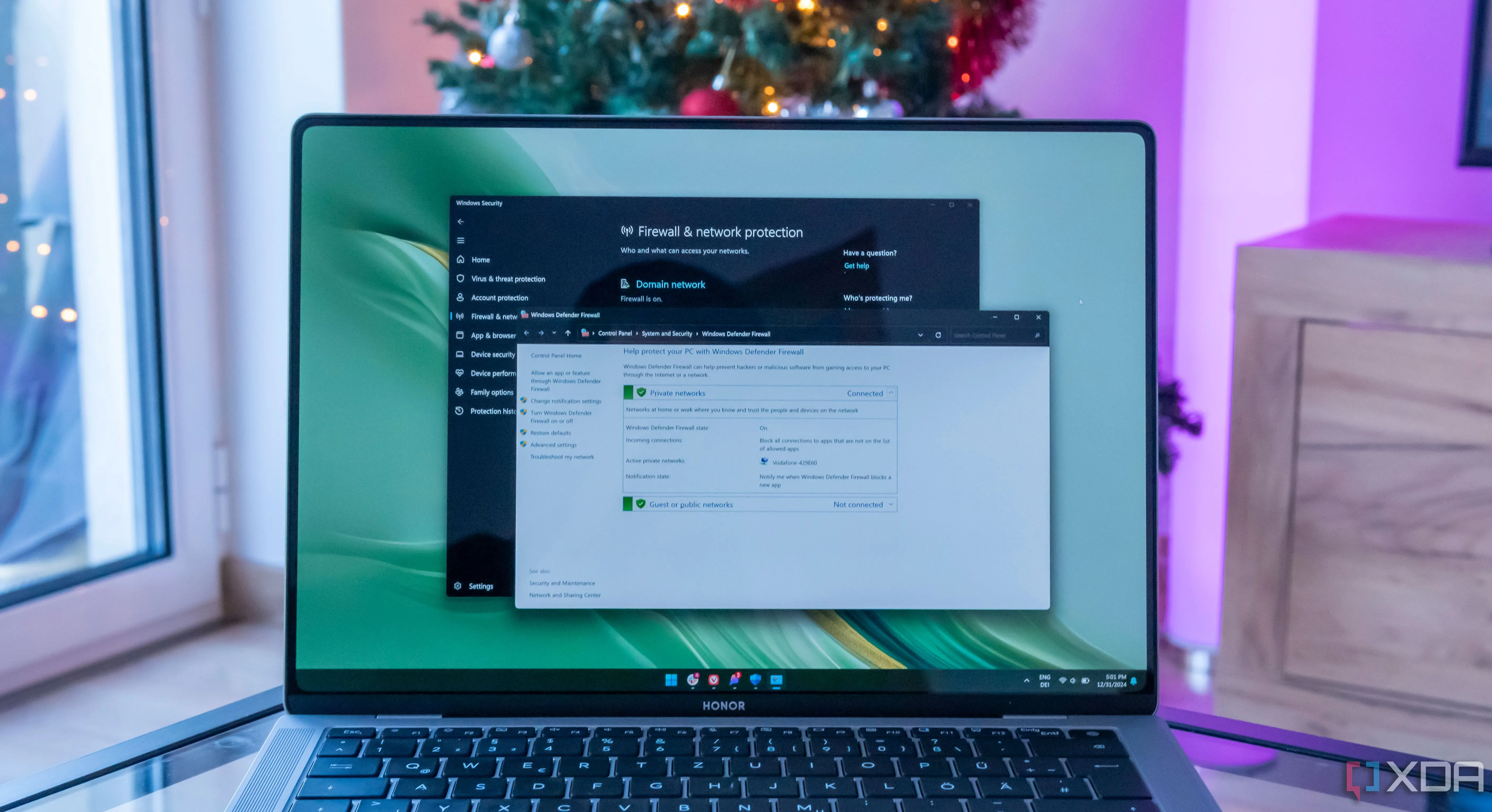 Máy tính xách tay Windows 11 hiển thị trang cài đặt tường lửa Windows