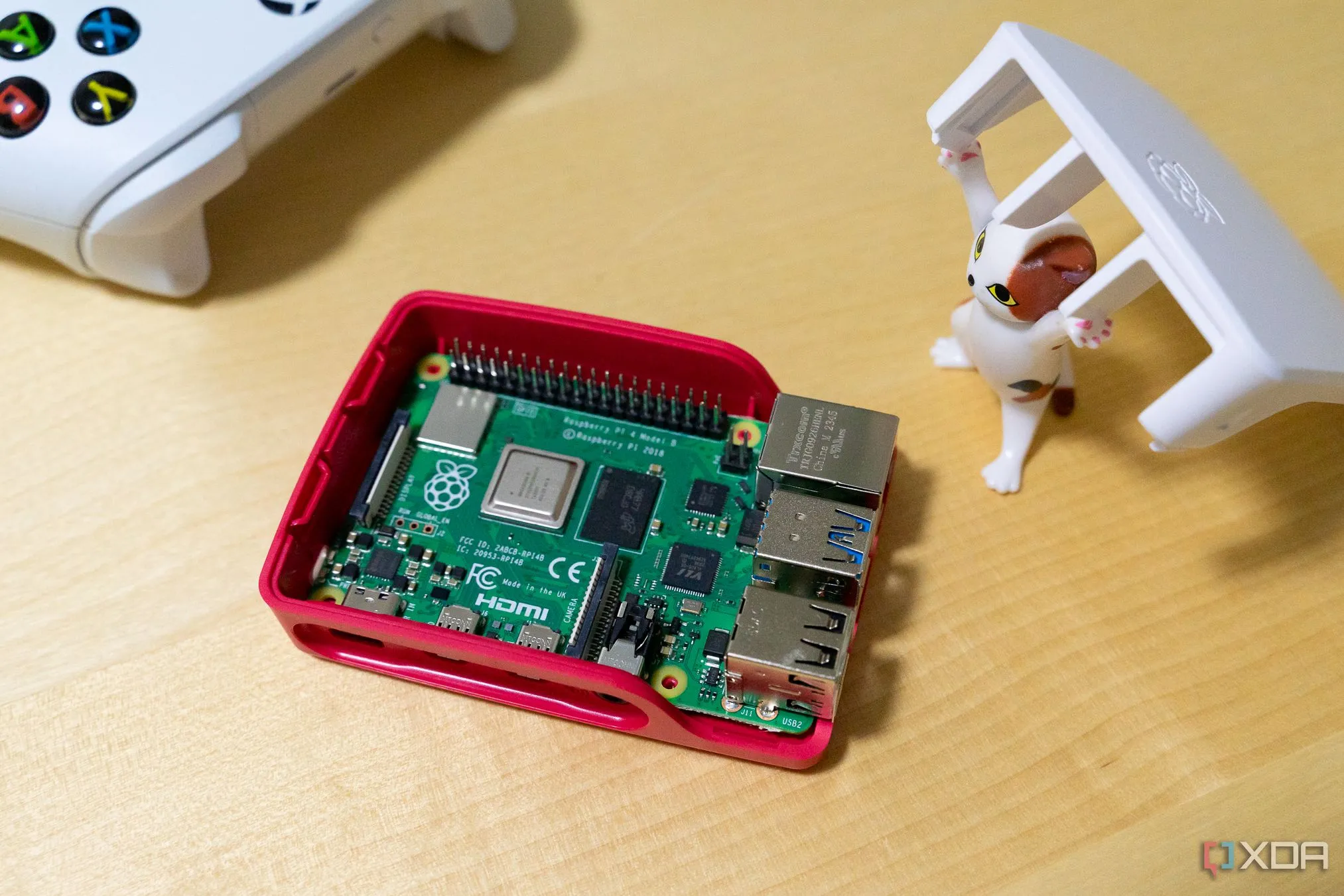 Mô hình con mèo đồ chơi bên cạnh Raspberry Pi 4 trong vỏ case, tượng trưng cho hiệu suất nhẹ