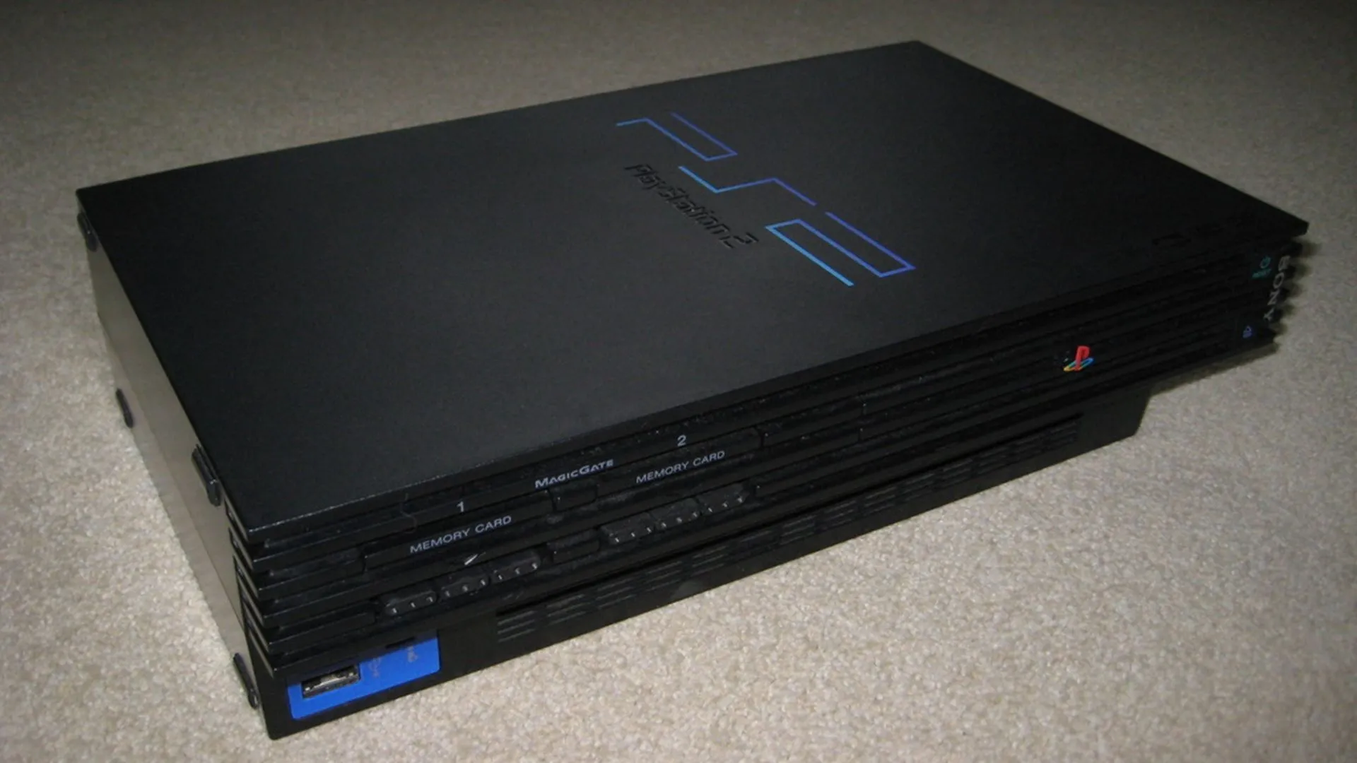 Mô hình đầu tiên của máy PlayStation 2, thiết bị đa năng có khả năng đọc đĩa DVD và game