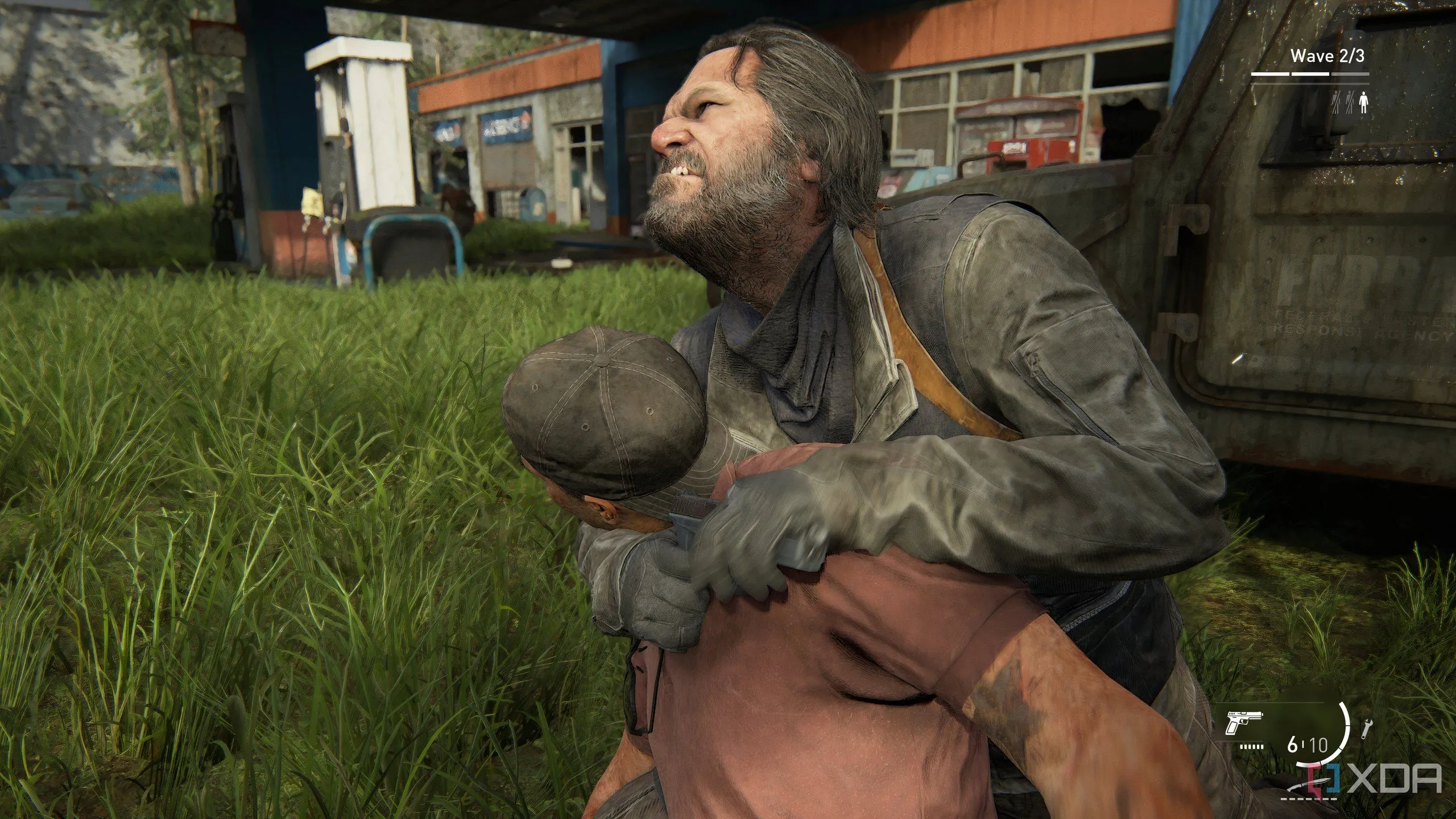Một ảnh chụp màn hình từ game The Last of Us Part II Remastered trên PC, cho thấy Bill đang khóa cổ một kẻ thù trong một tình huống chiến đấu lén lút.