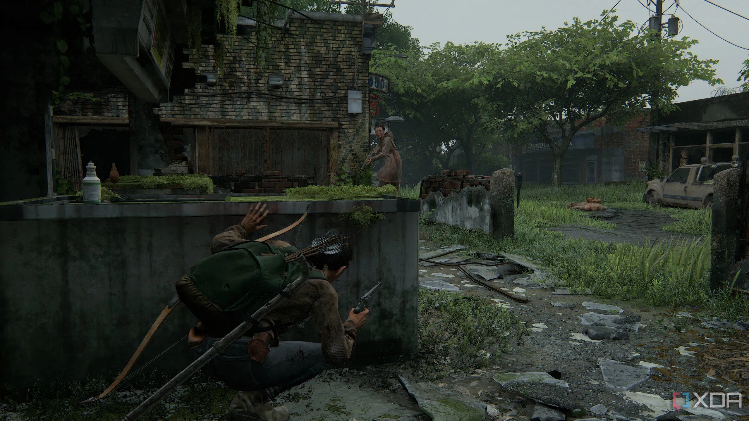 Một ảnh chụp màn hình từ game The Last of Us Part II Remastered trên PC, cho thấy Dina đang cúi mình ẩn nấp trong khi một kẻ thù với cung tên tuần tra gần đó.