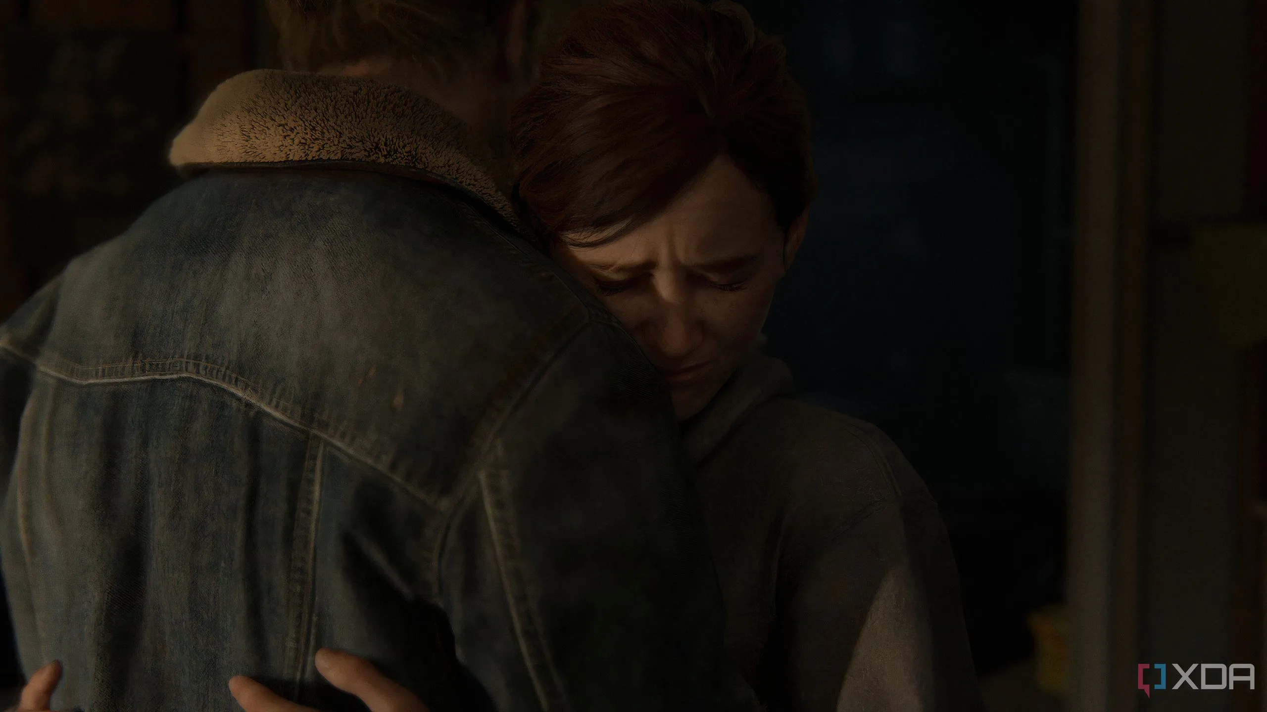 Một ảnh chụp màn hình từ game The Last of Us Part II Remastered trên PC, cho thấy Ellie đang ôm Tommy trong một khoảnh khắc xúc động.