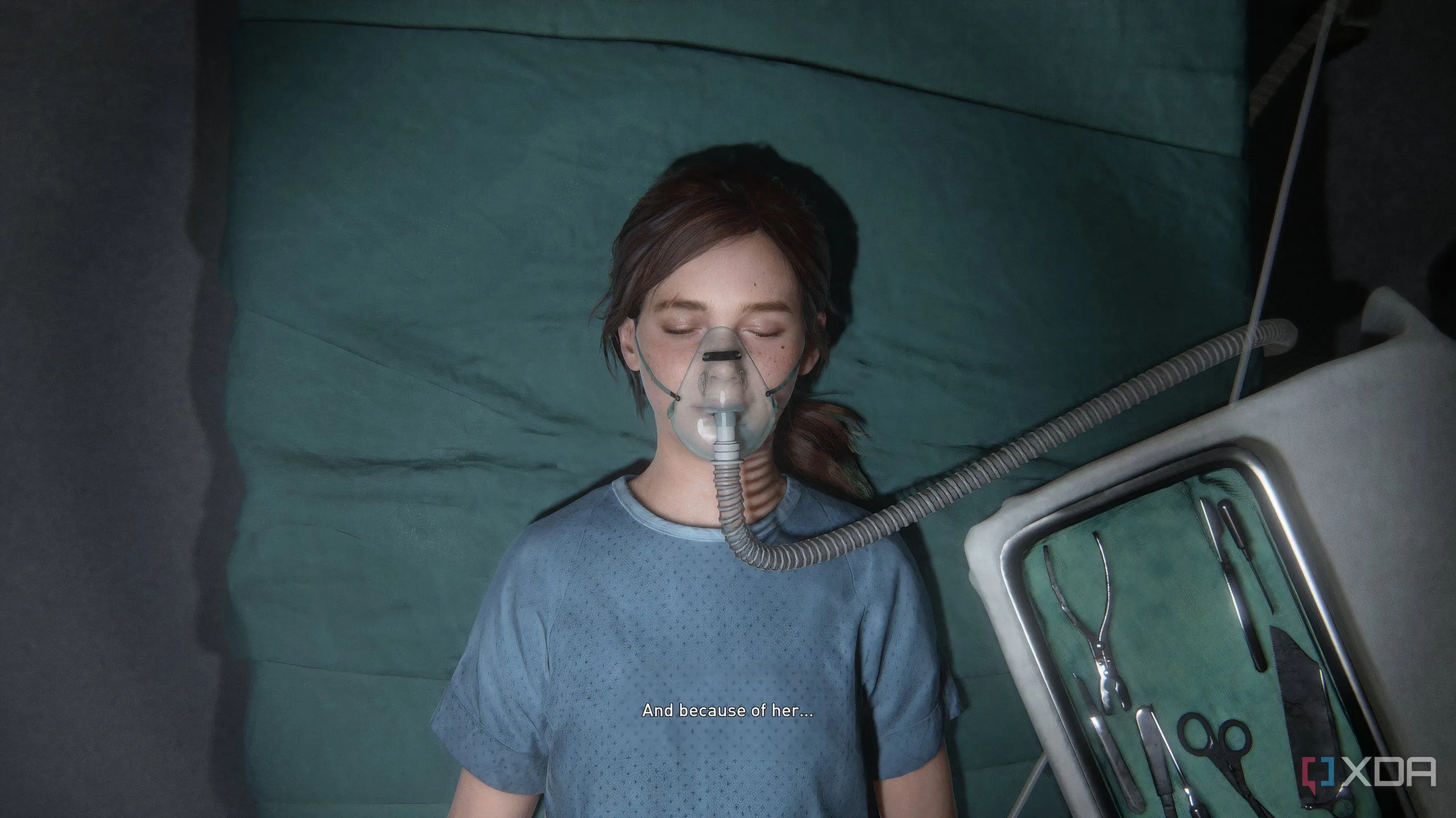 Một ảnh chụp màn hình từ game The Last of Us Part II Remastered trên PC, cho thấy Ellie trẻ tuổi đang được gây mê trên bàn mổ, gợi nhớ về ký ức đau buồn.