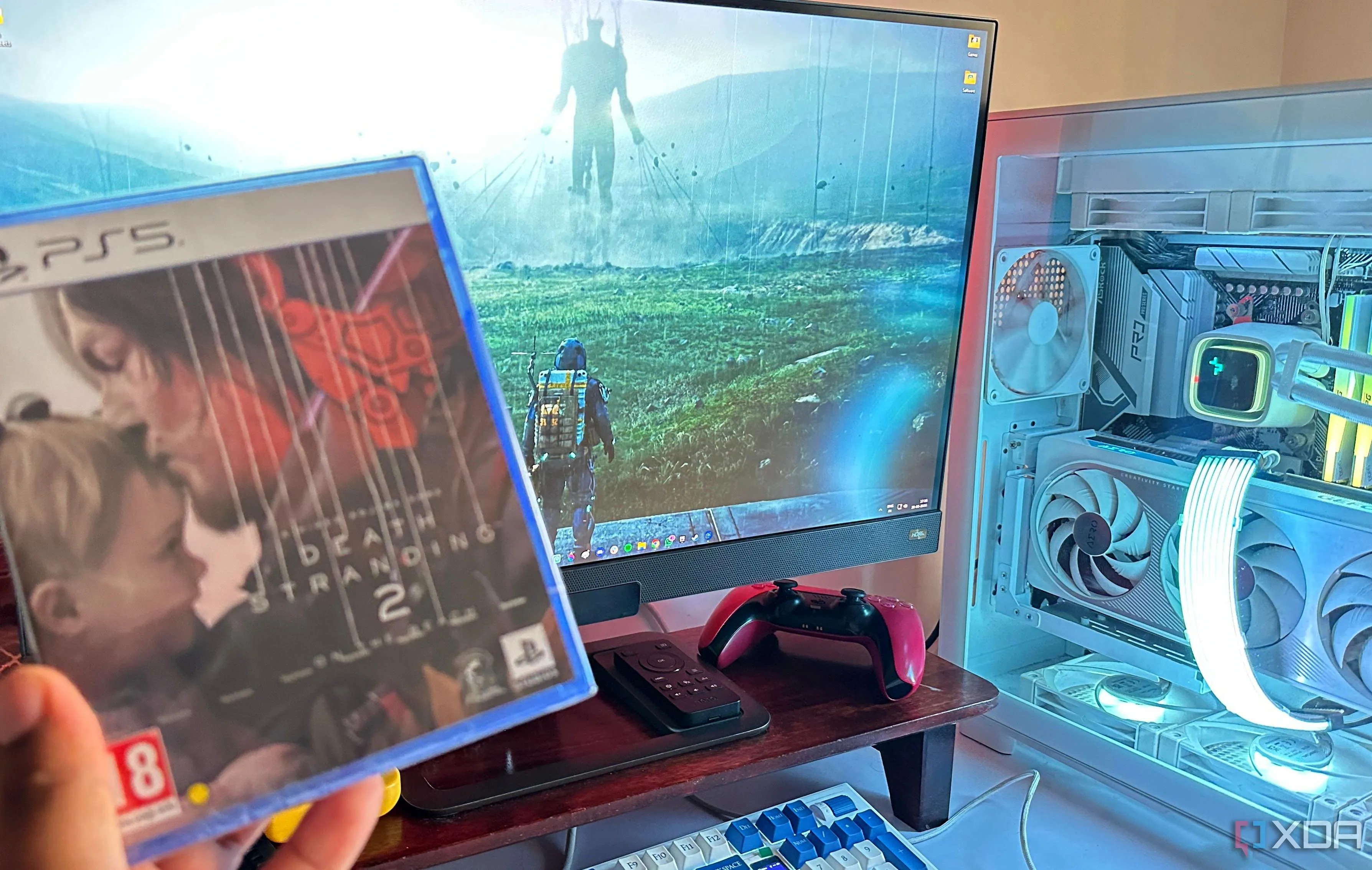 Một bàn tay đang cầm đĩa game Death Stranding 2 trên PS5, gợi nhớ về trải nghiệm xúc giác khi sở hữu game vật lý.