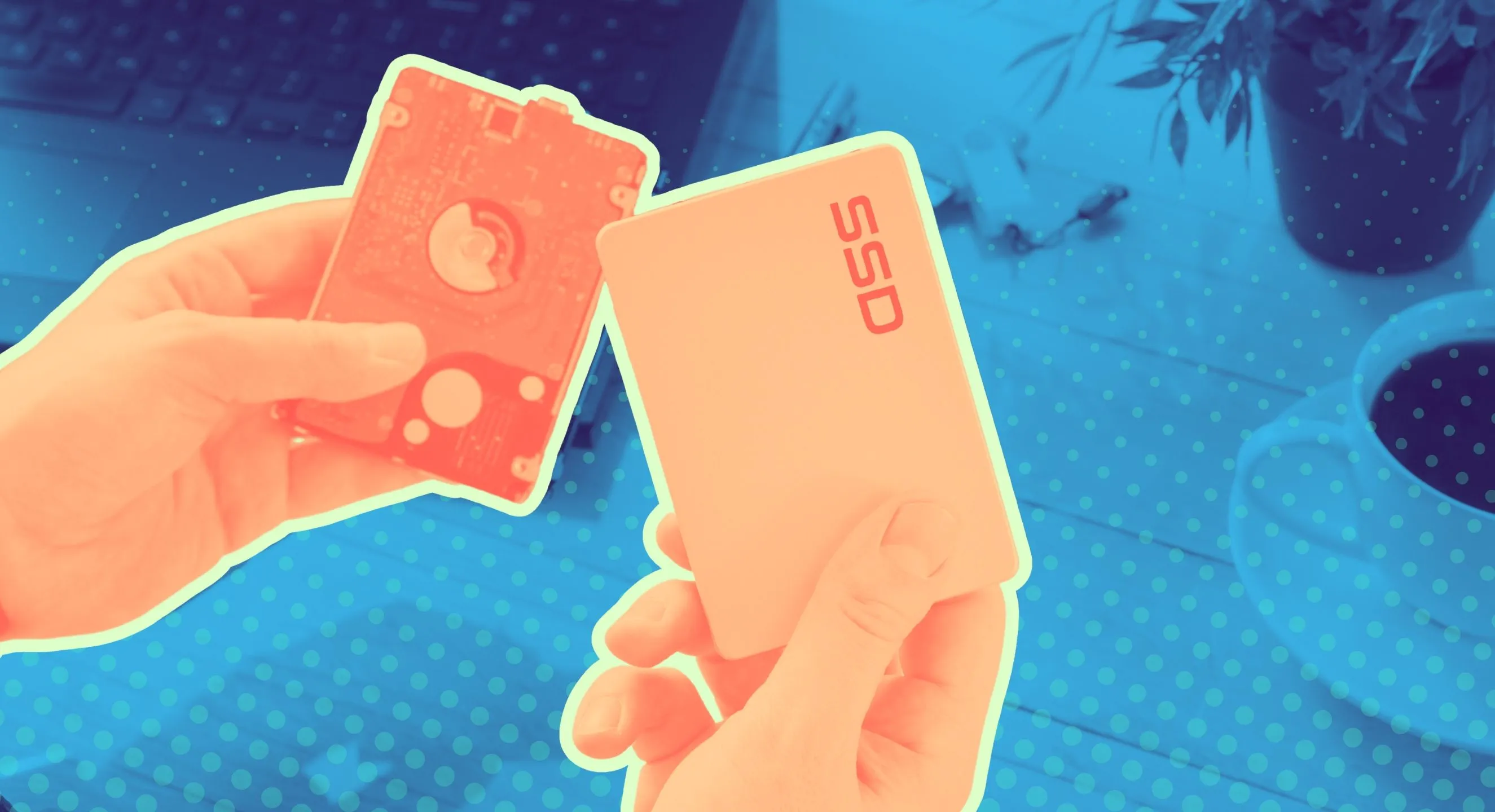 Một bàn tay đang cầm ổ cứng SSD, minh họa cho nhu cầu nâng cấp dung lượng lưu trữ cho PC gaming và console