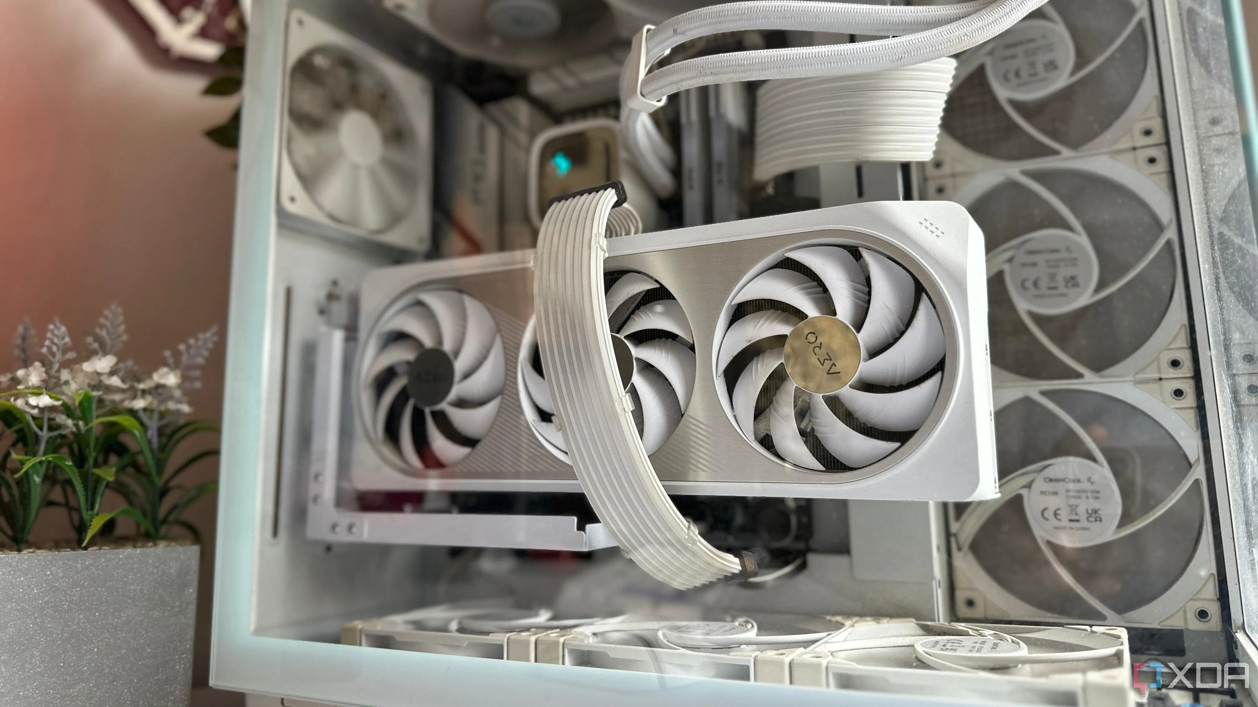 Một case PC gaming màu trắng với card đồ họa (GPU) trắng nổi bật, đại diện cho linh kiện máy tính hiệu suất cao.