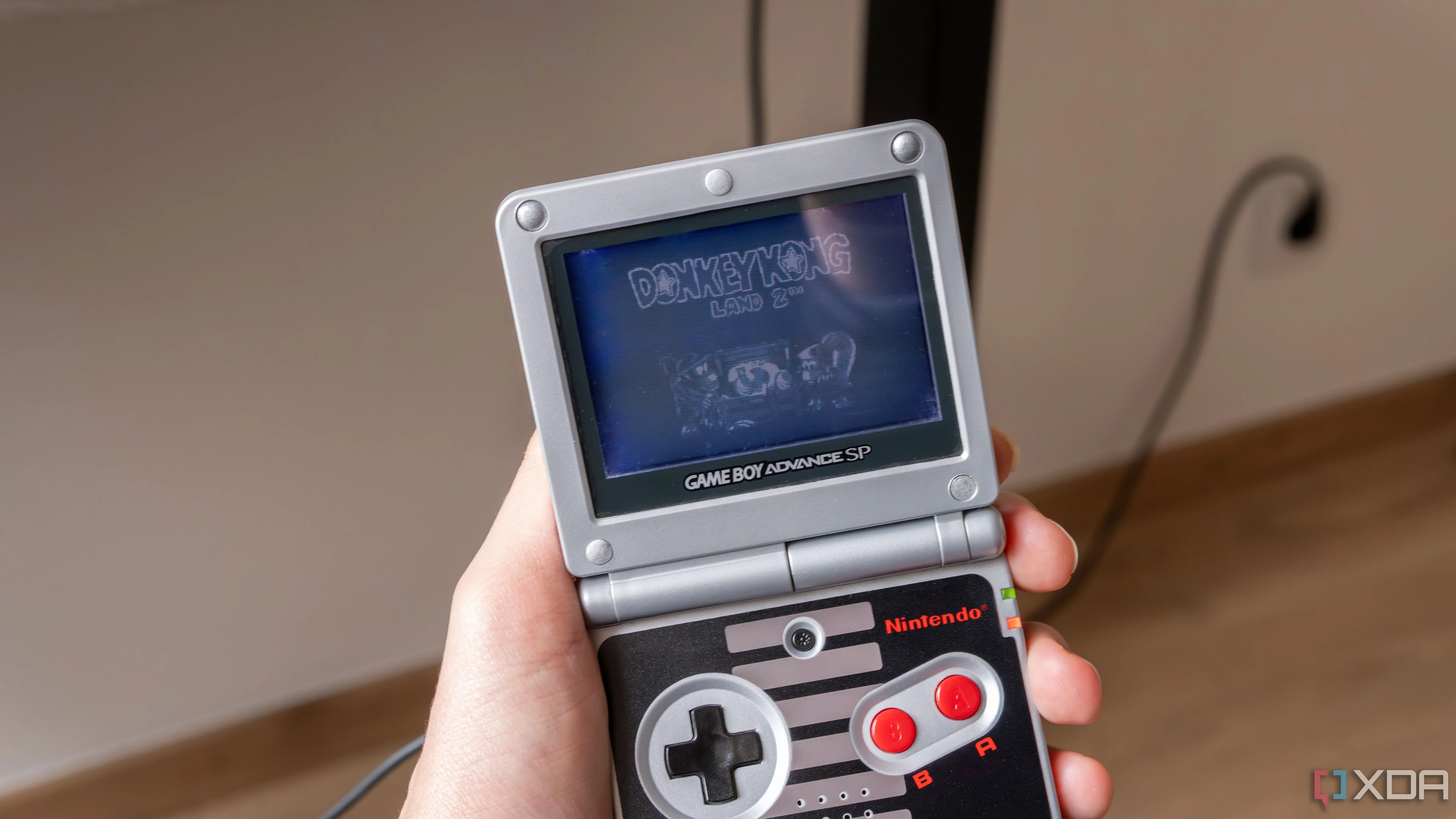 Một chiếc Game Boy Advance SP đang chơi Donkey Kong Land 2