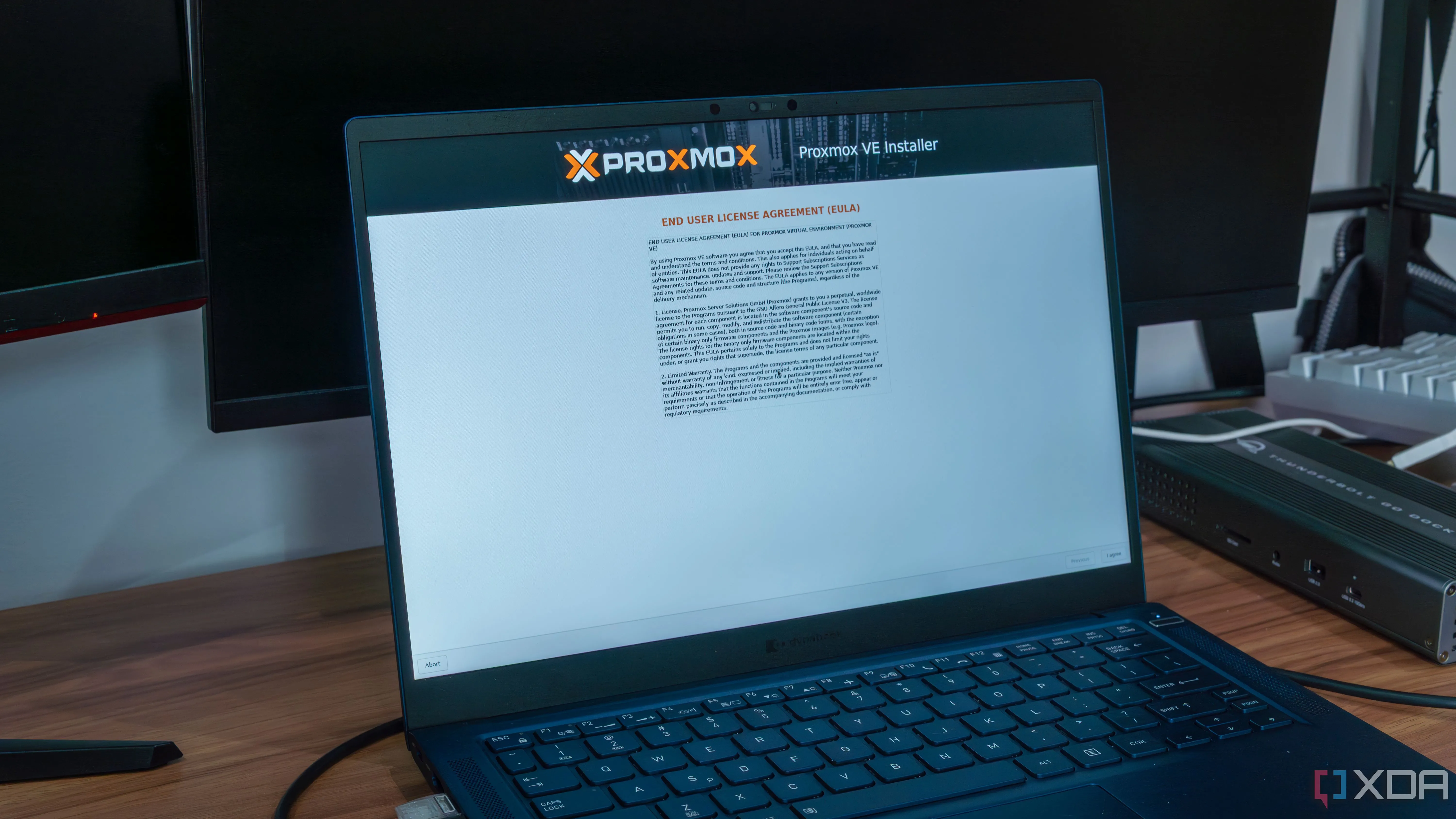 Một chiếc laptop chạy thiết lập Proxmox