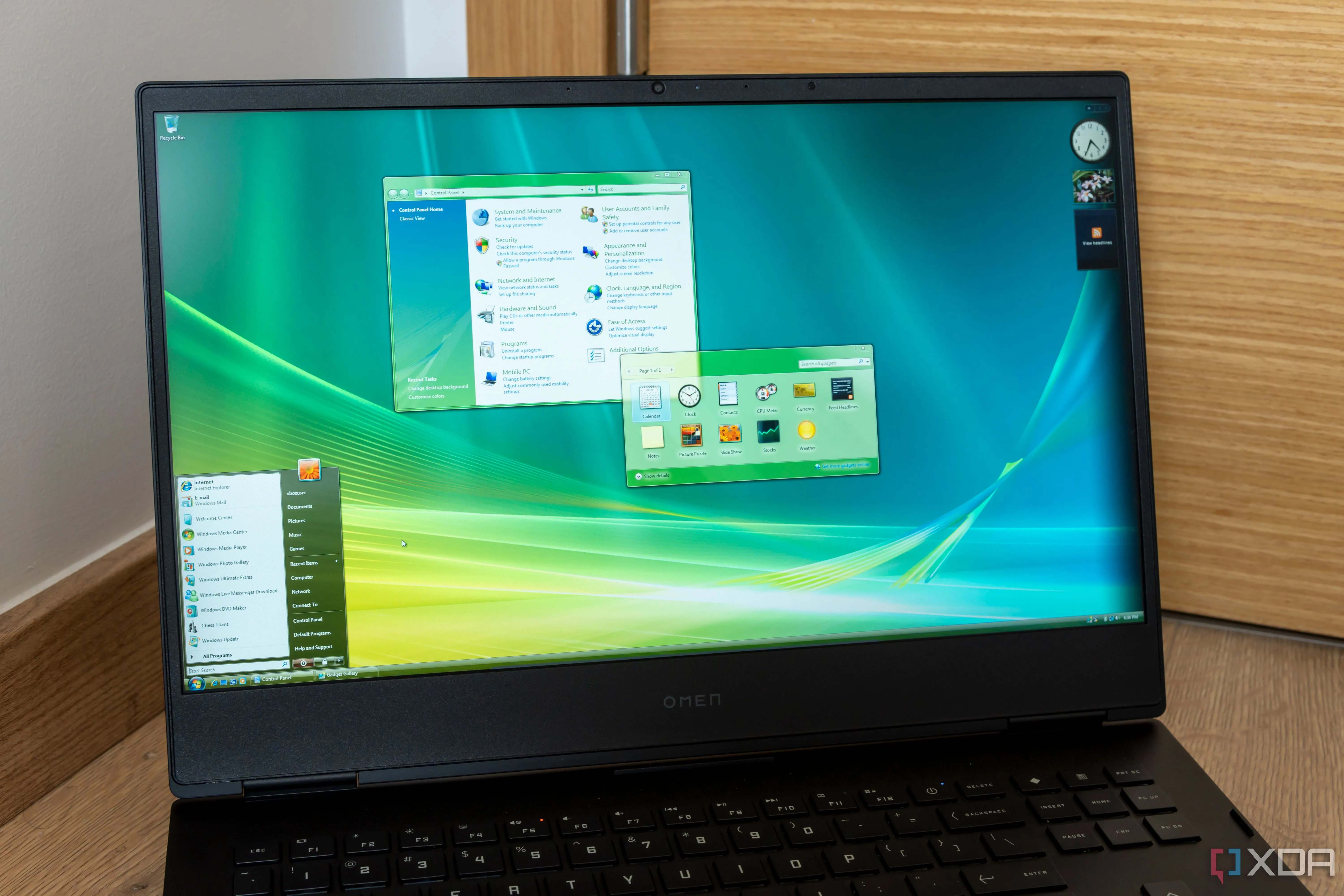 Một chiếc laptop chạy Windows Vista với nhiều cửa sổ đang mở, minh họa giao diện cũ của hệ điều hành