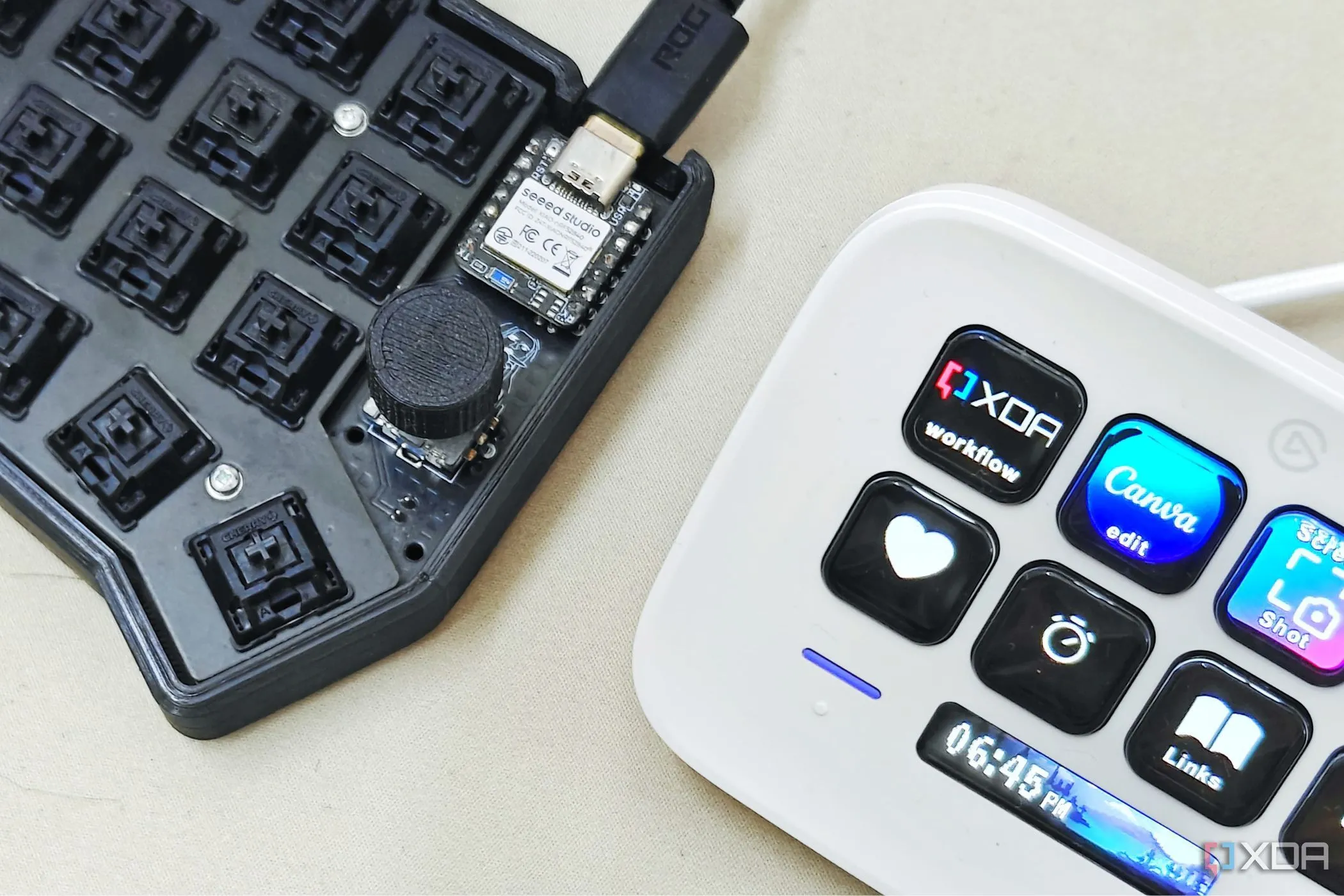 Một chiếc macro pad đặt cạnh Elgato Stream Deck Neo