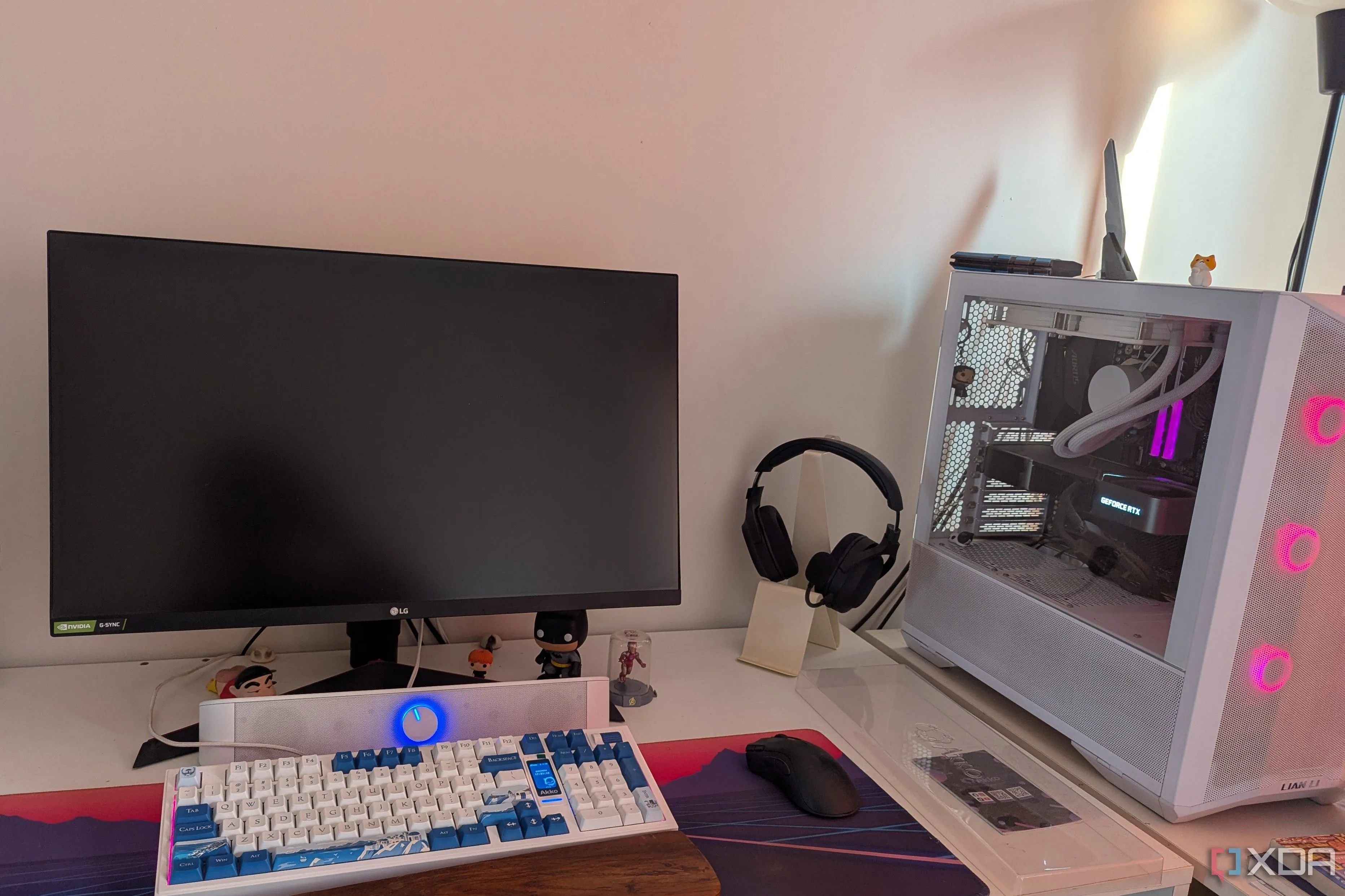 Một dàn máy tính gaming với màn hình đen sau khi cập nhật BIOS
