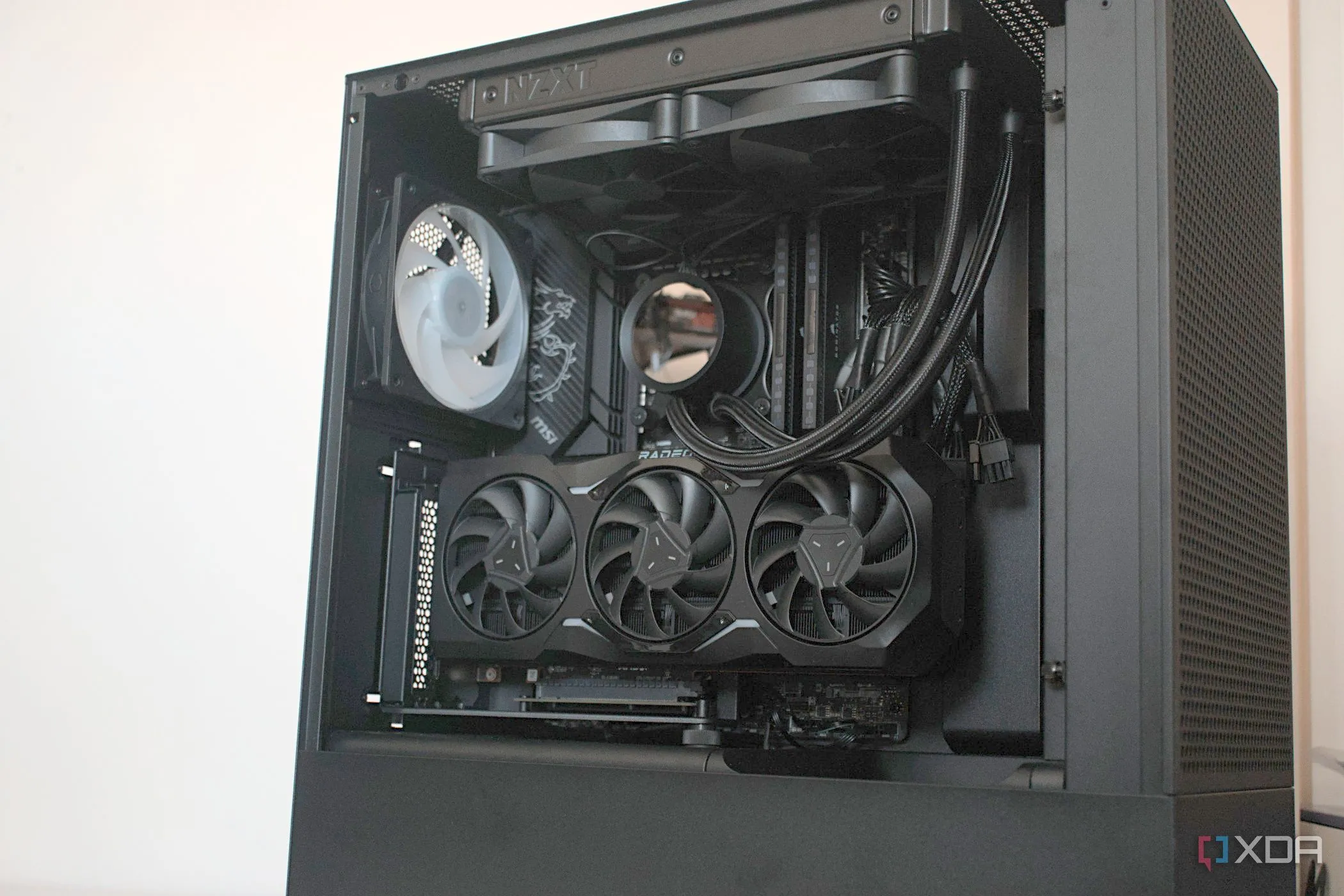 Một dàn PC được lắp đặt bên trong case NZXT H5 Flow RGB, thể hiện sự cân bằng trong việc sử dụng ánh sáng RGB để tạo nên vẻ đẹp tinh tế cho máy tính.