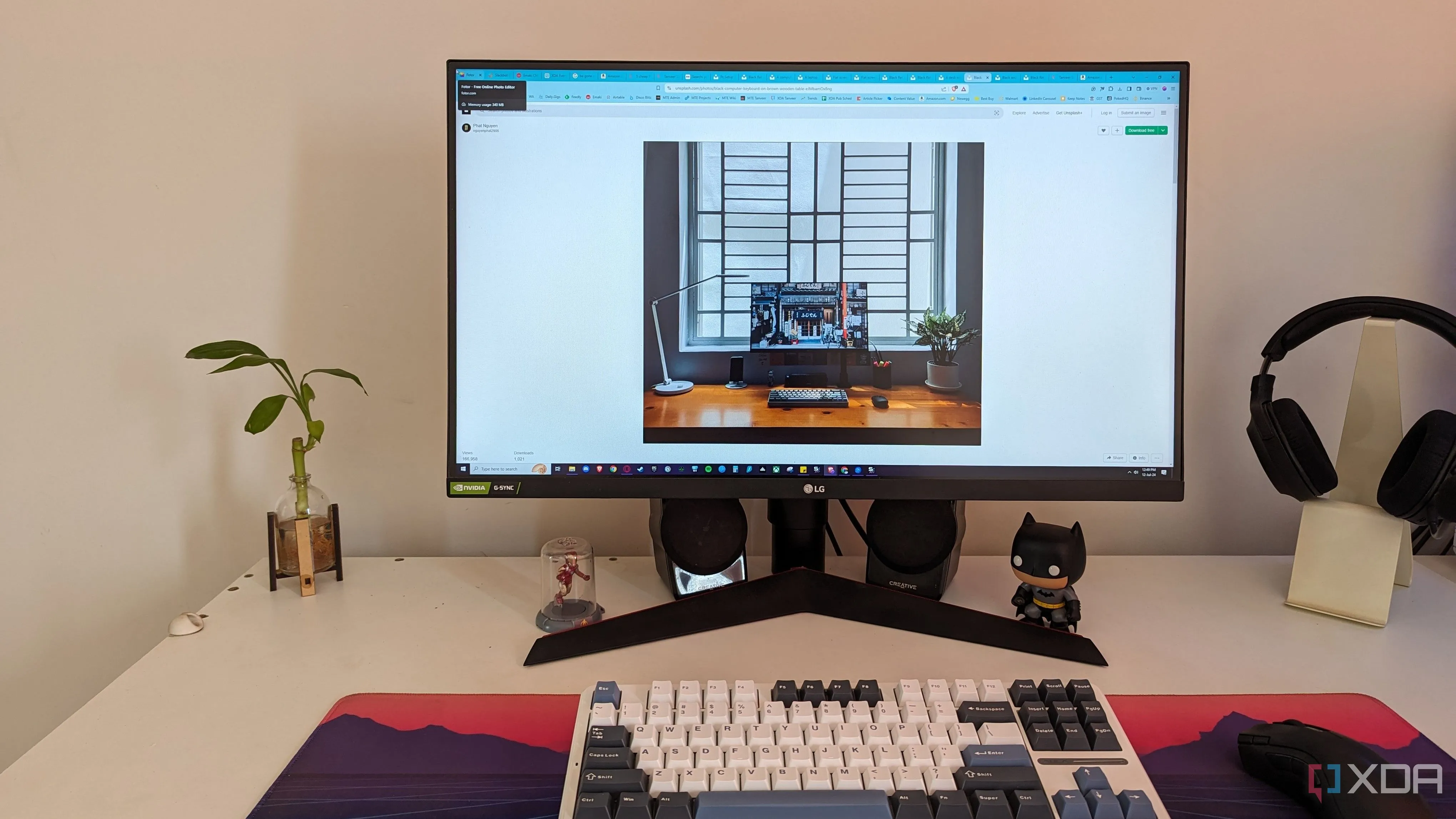 Một góc làm việc với máy tính PC, màn hình và bàn phím, thể hiện môi trường sử dụng phổ biến của máy tính