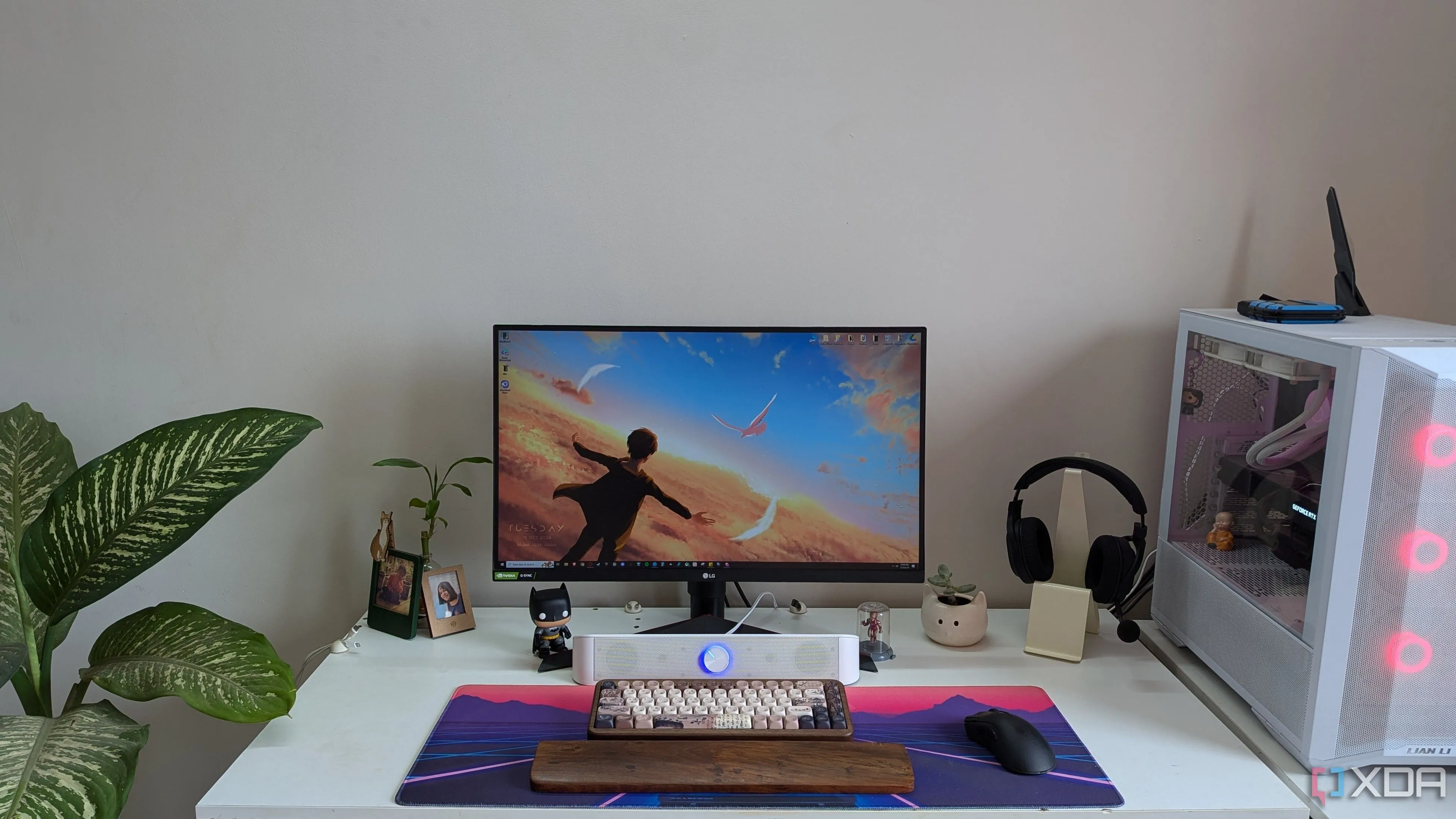 Một góc setup PC gaming hoàn chỉnh với máy tính, màn hình và bàn làm việc đầy đủ phụ kiện, nhấn mạnh trải nghiệm gaming thoải mái