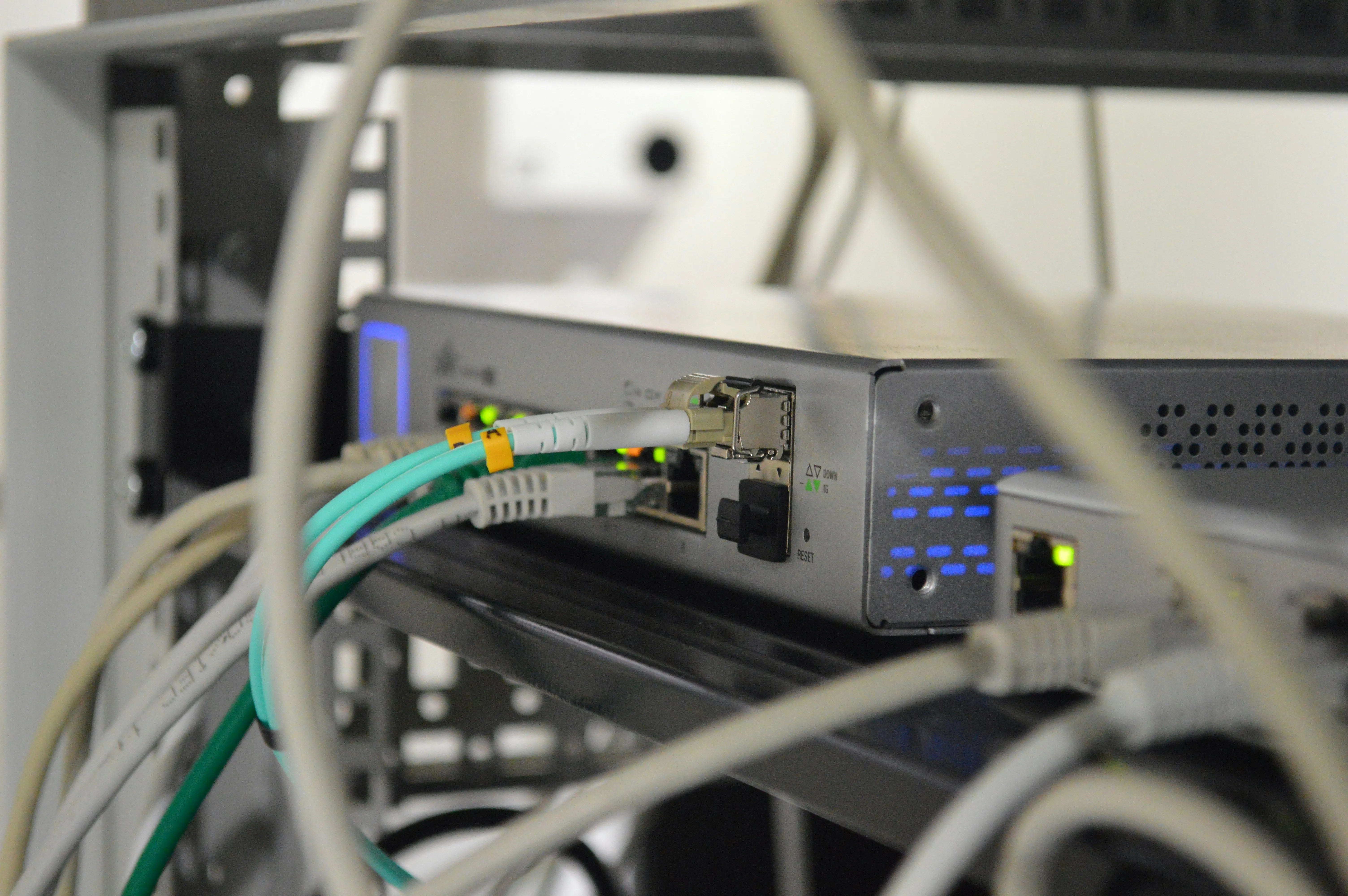 Một hình ảnh cận cảnh của router mạng cấp doanh nghiệp, thể hiện khả năng xử lý các tính năng bảo mật nâng cao của tường lửa