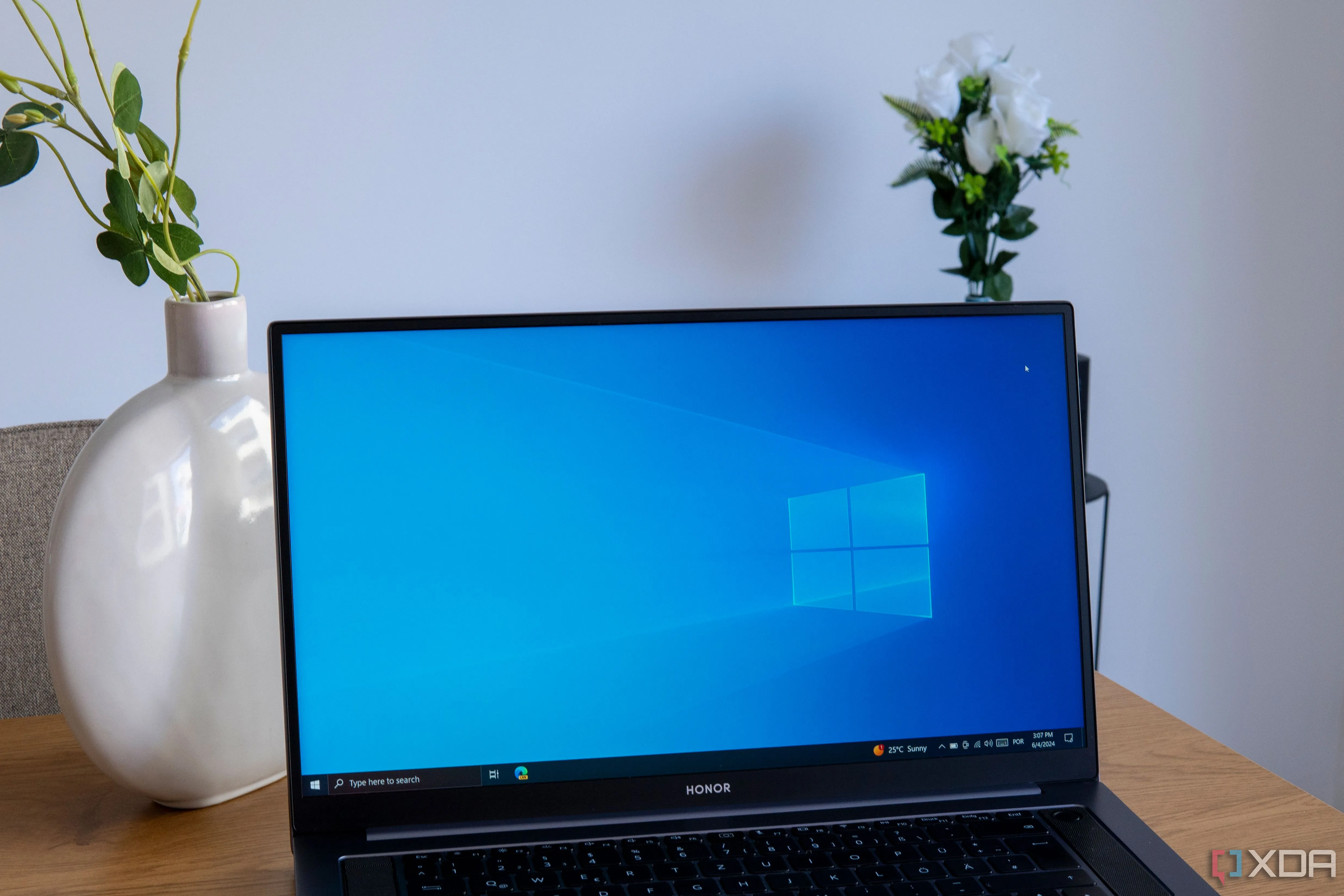 Một laptop chạy Windows 10, biểu tượng cũ kỹ nhưng vẫn hoạt động