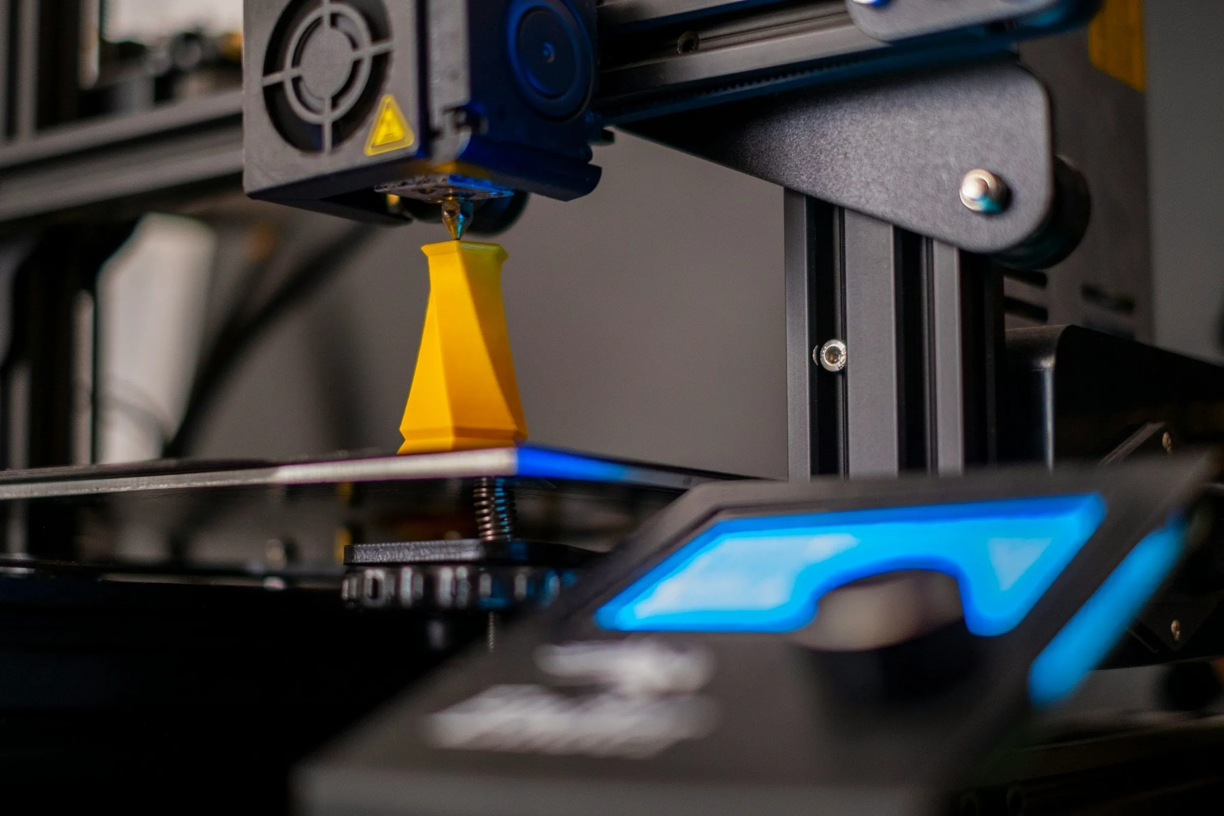 Một mẫu máy in 3D FDM không có vỏ bảo vệ, thường phù hợp cho người mới bắt đầu in PLA