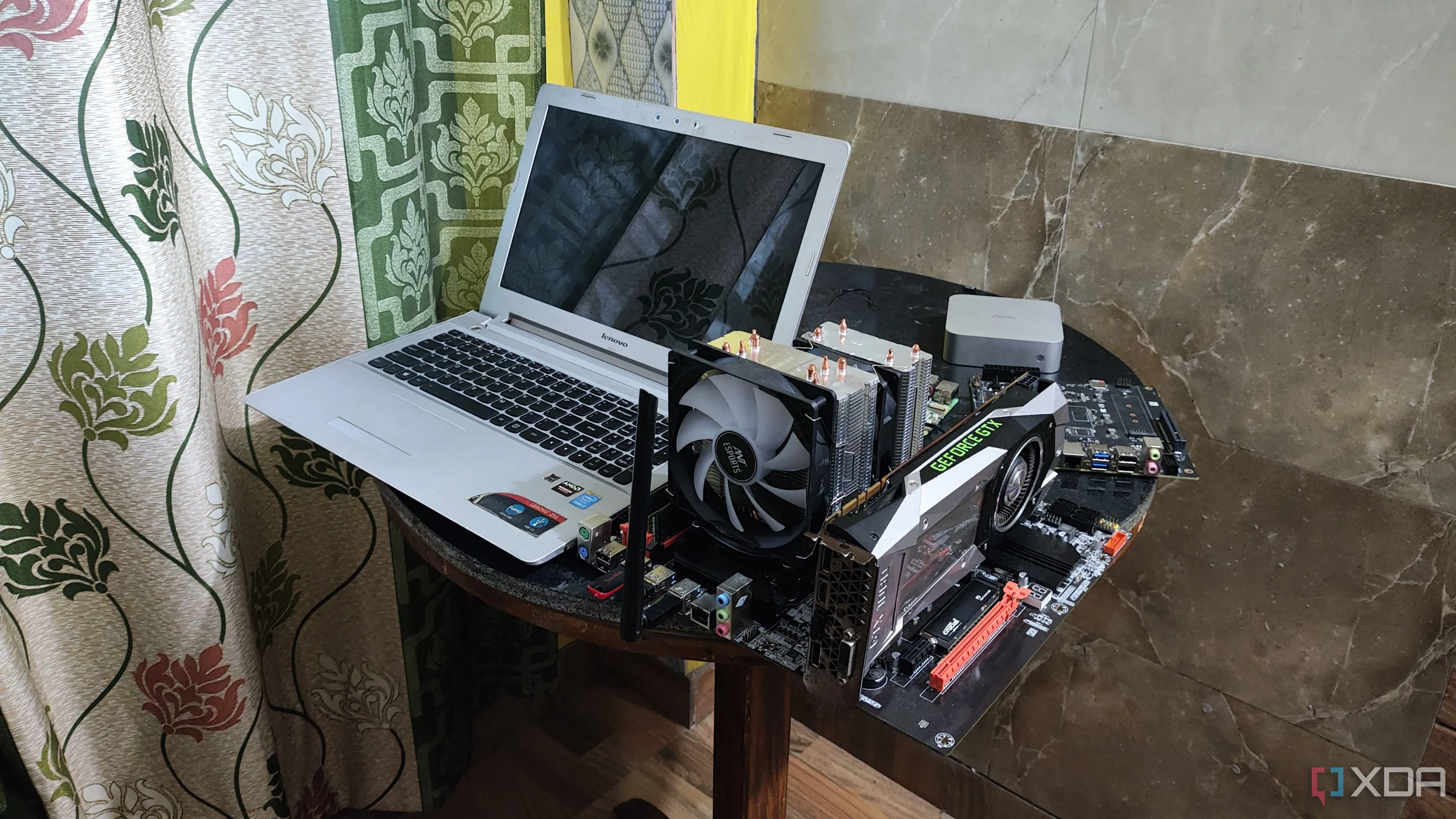 Một máy tính xách tay Lenovo Z51-70 đặt cạnh một máy chủ PC cũ kỹ