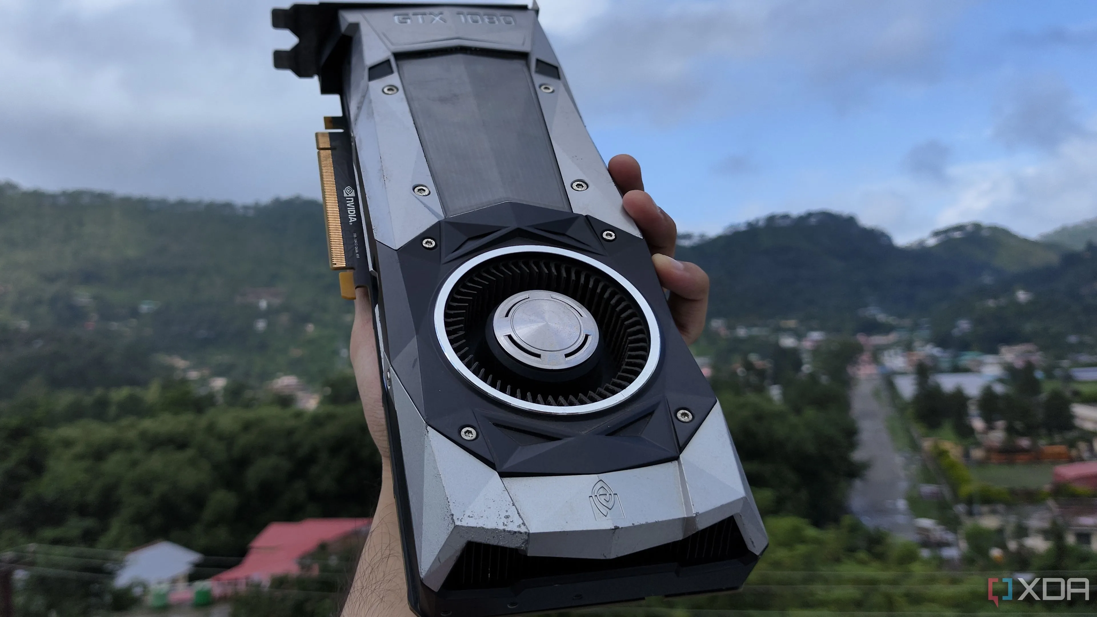 Một người cầm card đồ họa GTX 1080 Founders Edition