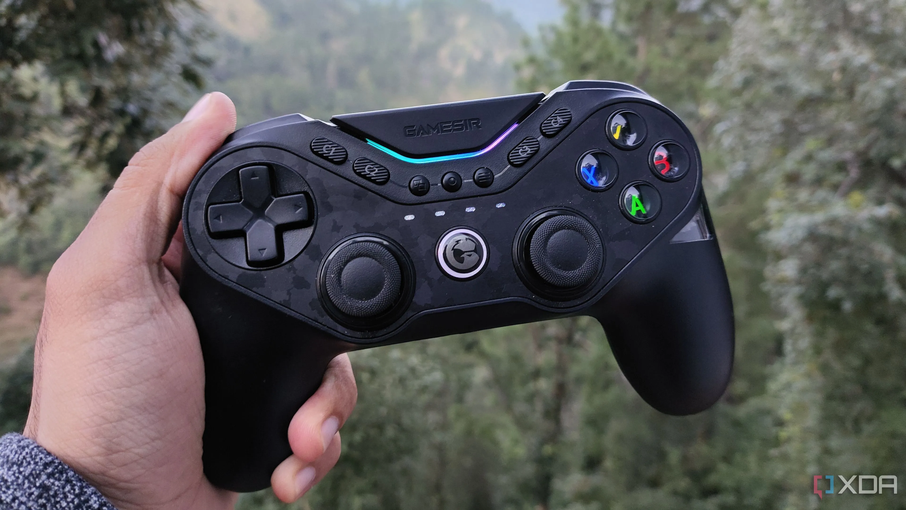 Một người đang cầm bộ điều khiển chơi game GameSir Tarantula Pro, tượng trưng cho trải nghiệm chơi game giả lập.