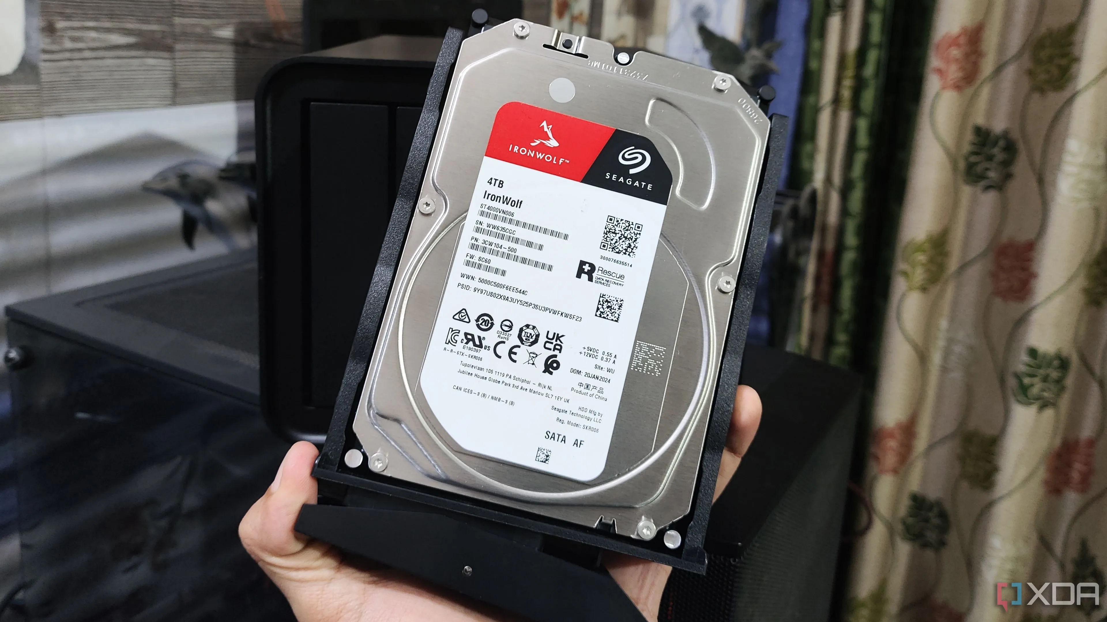 Một người đang cầm ổ cứng HDD Seagate, linh kiện có thể gây chậm máy tính nếu không được nâng cấp lên SSD.