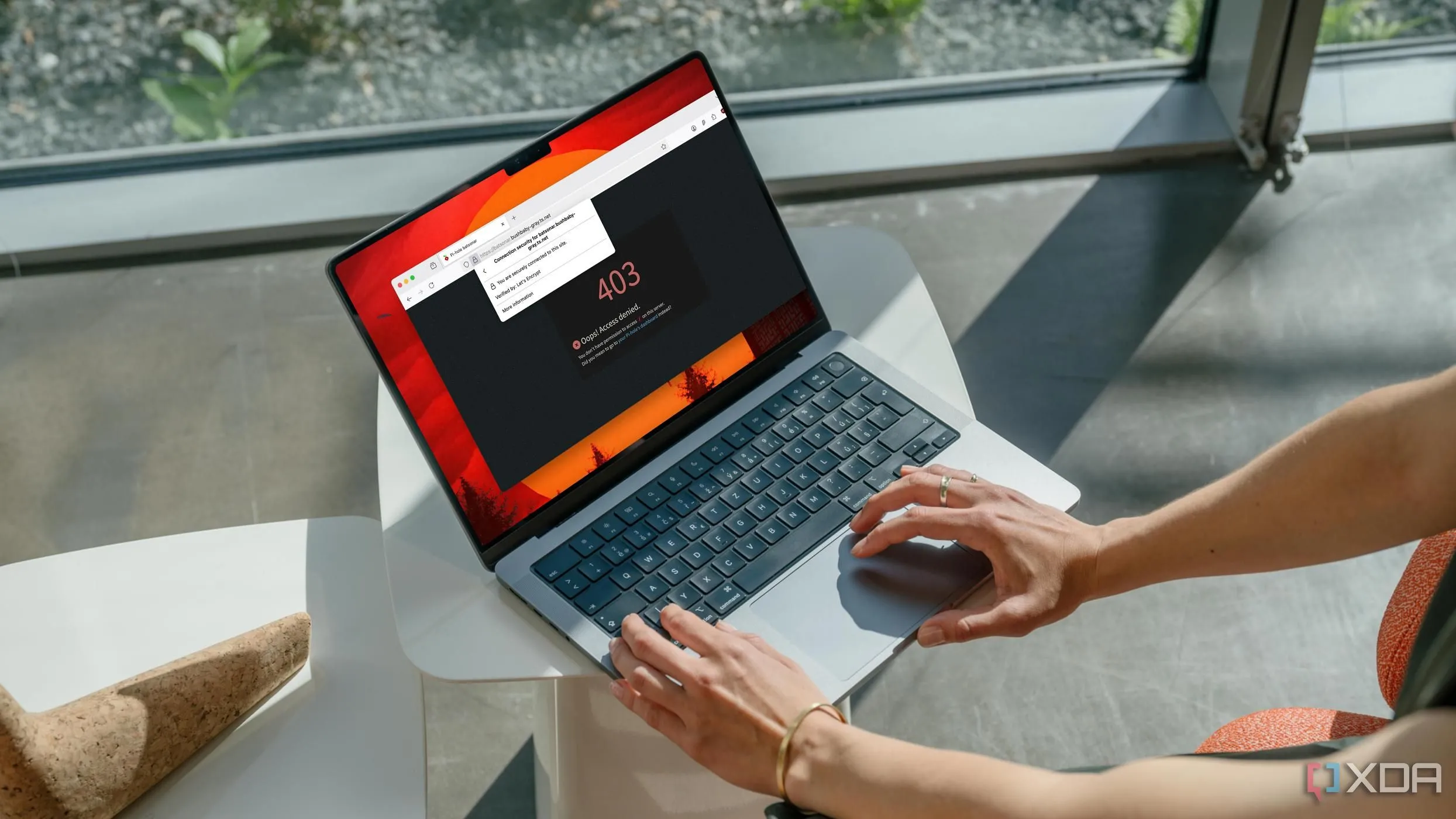 Một người đang kiểm tra một trang web