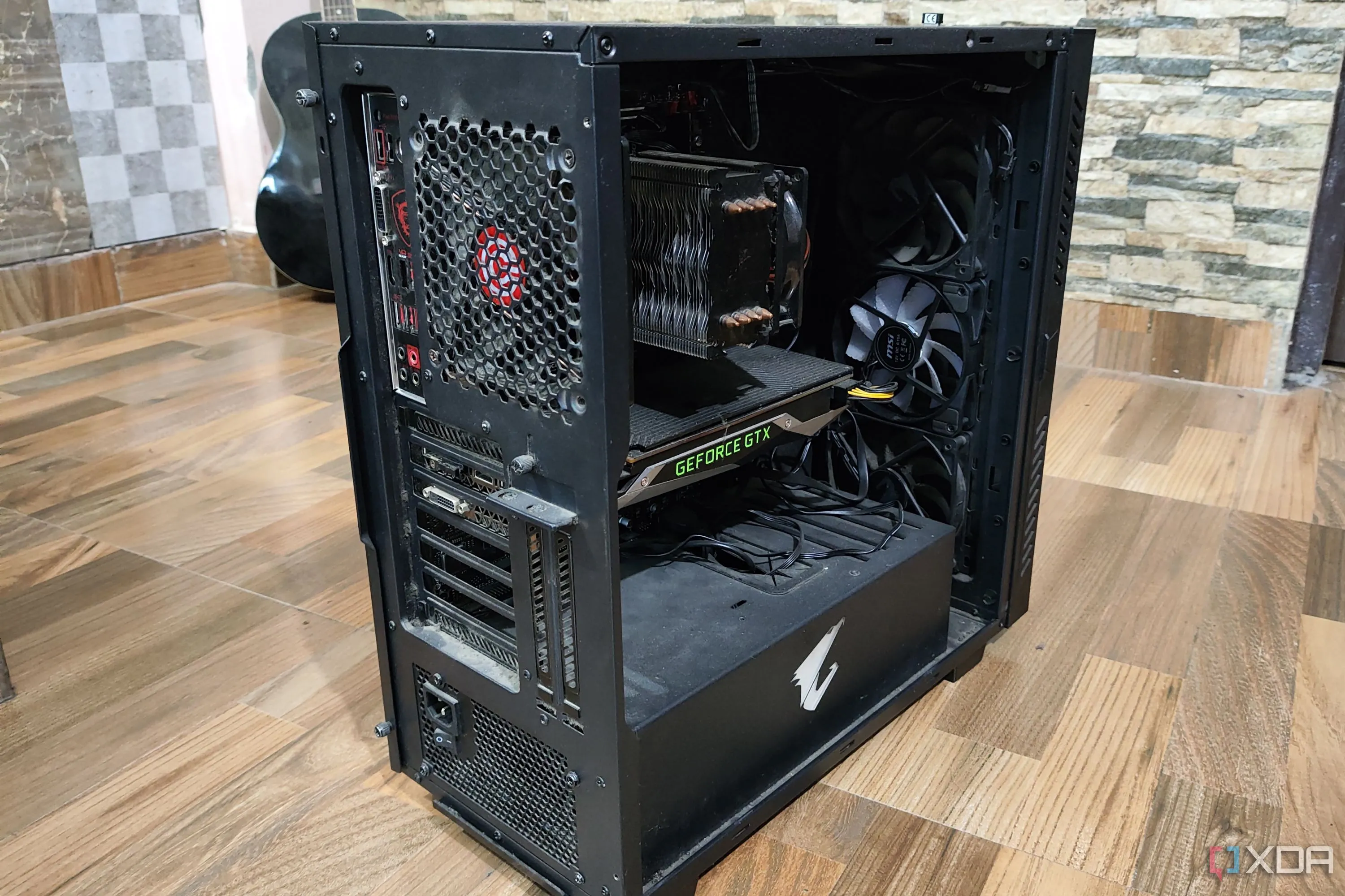 Một thùng máy tính Gigabyte Aorus ACW300 với các linh kiện bên trong, nền tảng cơ bản cho việc chơi game và có thể nâng cấp để sáng tạo nội dung