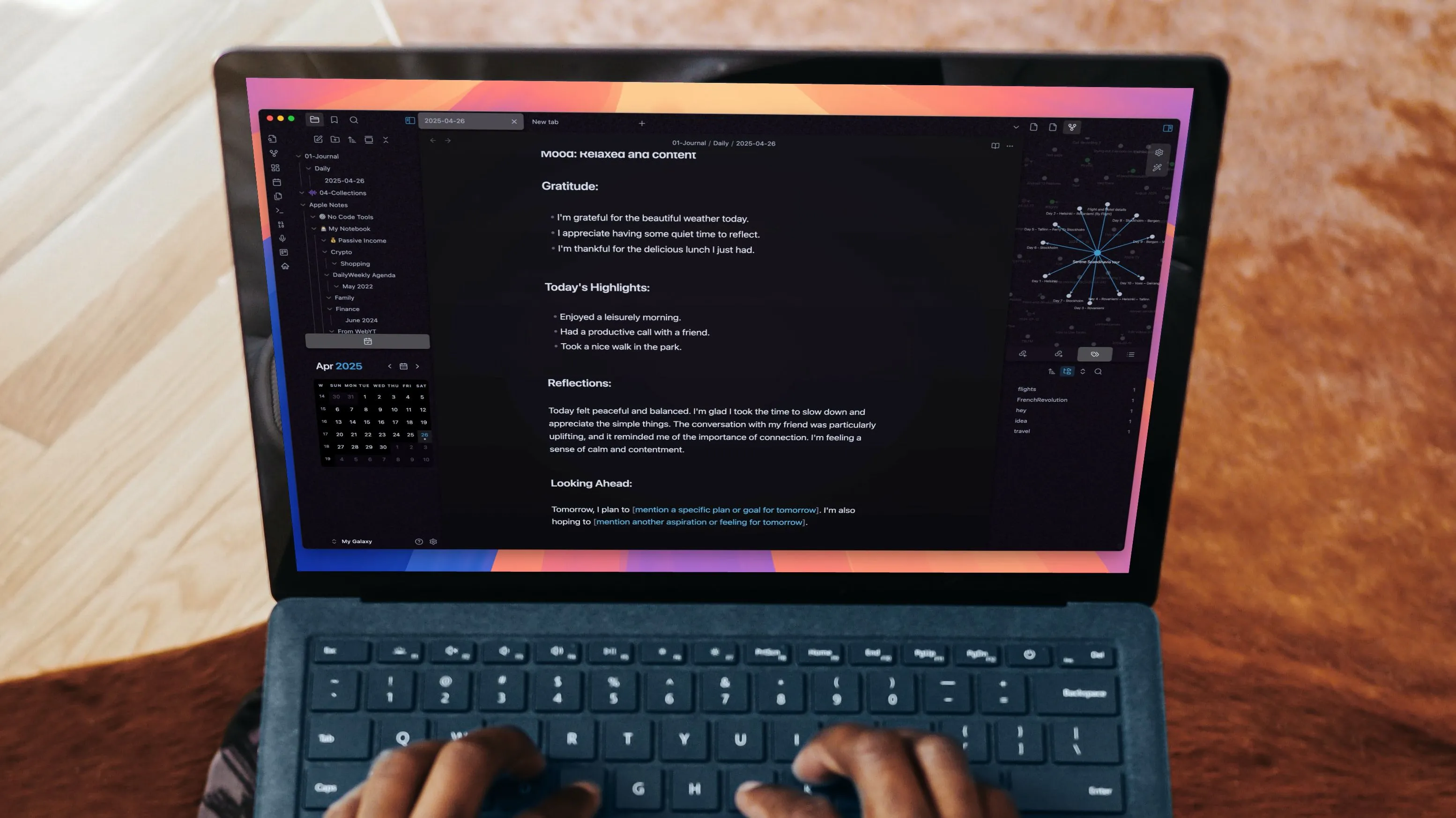 Một vault Obsidian được hiển thị trên màn hình laptop, minh họa khả năng tùy chỉnh và tổ chức ghi chú của người dùng
