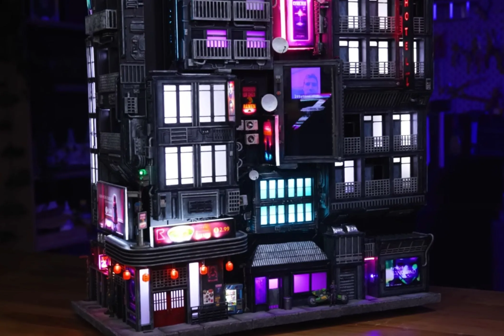 Một vỏ case PC được trang trí nghệ thuật với chủ đề neon, thể hiện tiềm năng sáng tạo không giới hạn